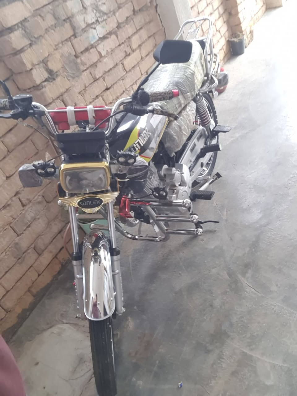 سلام عليكم دراجة سونك شرط نضافة١٠٠موديل ٢٤محرك٢٠٠استعمال قليل حلوة تايرات شركة بلاجكتورأت وهورنات ام بي ثري ونشرات السعر٧٠٠مكان المقدادية ***********
