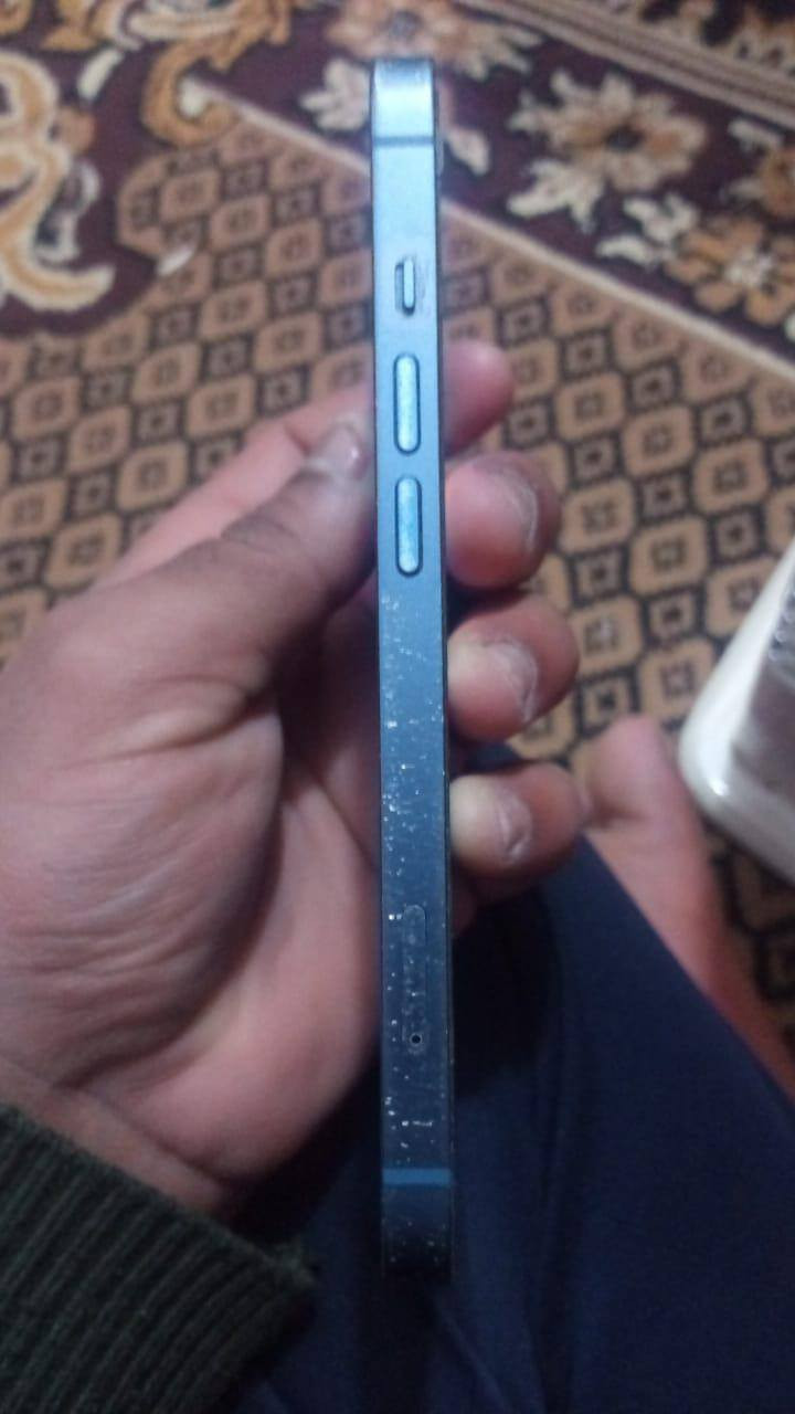 ايفون 13 مبدل بطاريه الجهاز داخلياً نظيف جداً اما الخدوش الي بالشاصي لعدم استخدام الحافظه امانة الله الجهاز كلش نظيف
ملاحظه الهاتف مستبدل فقط بطاريه سعره ٣٧٥
للتواصل  *********** تواصل واتساب او اتصال عادي
