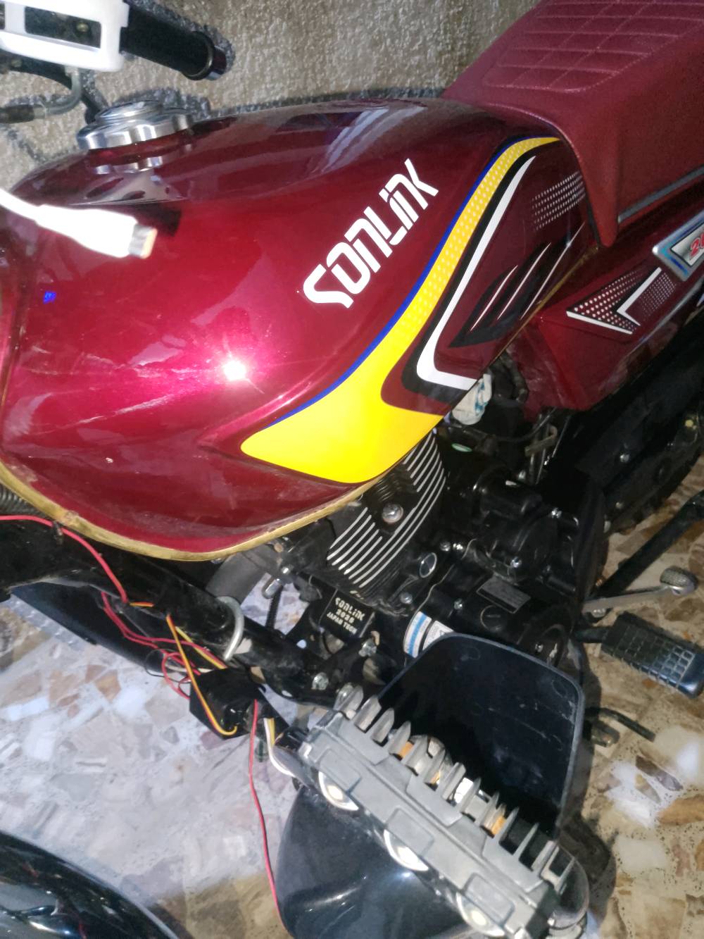 دراجة نارية سونلينك 200 للبيع بحالة ممتازة. اللون الأحمر اللامع مع تصميم أنيق وعصري. الدراجة مزودة بعدادات رقمية وإضاءة LED. مناسبة للتنقل داخل المدينة والسفر القصير. للاستفسار أكثر والتفاوض على السعر، يرجى التواصل.