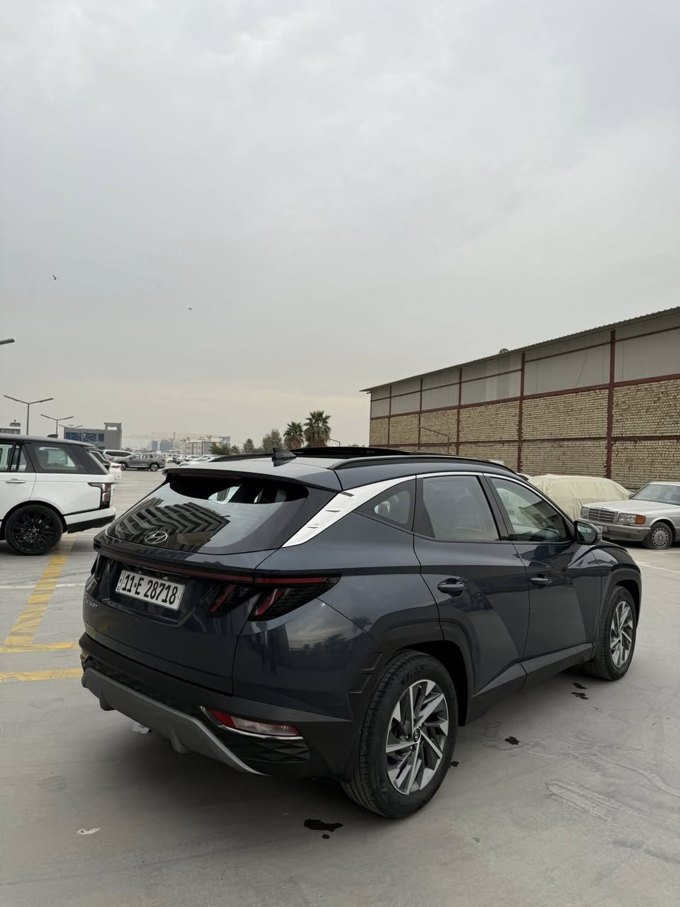 توسان خليجي 2023
فول اعلى مواصفات بالخليجي 
السيارة لون مميز ومعدودات الي بلونها 
بالحقيقة لونها افتح واحلى 
كشنات كهرباء وتبريد مقاعد 
بانوراما 
بردات خلفية 
السيارة مكفولة من الصبغ وكير ومحرك 
بيها طخة بسيطة بالباب فقط 
***********
