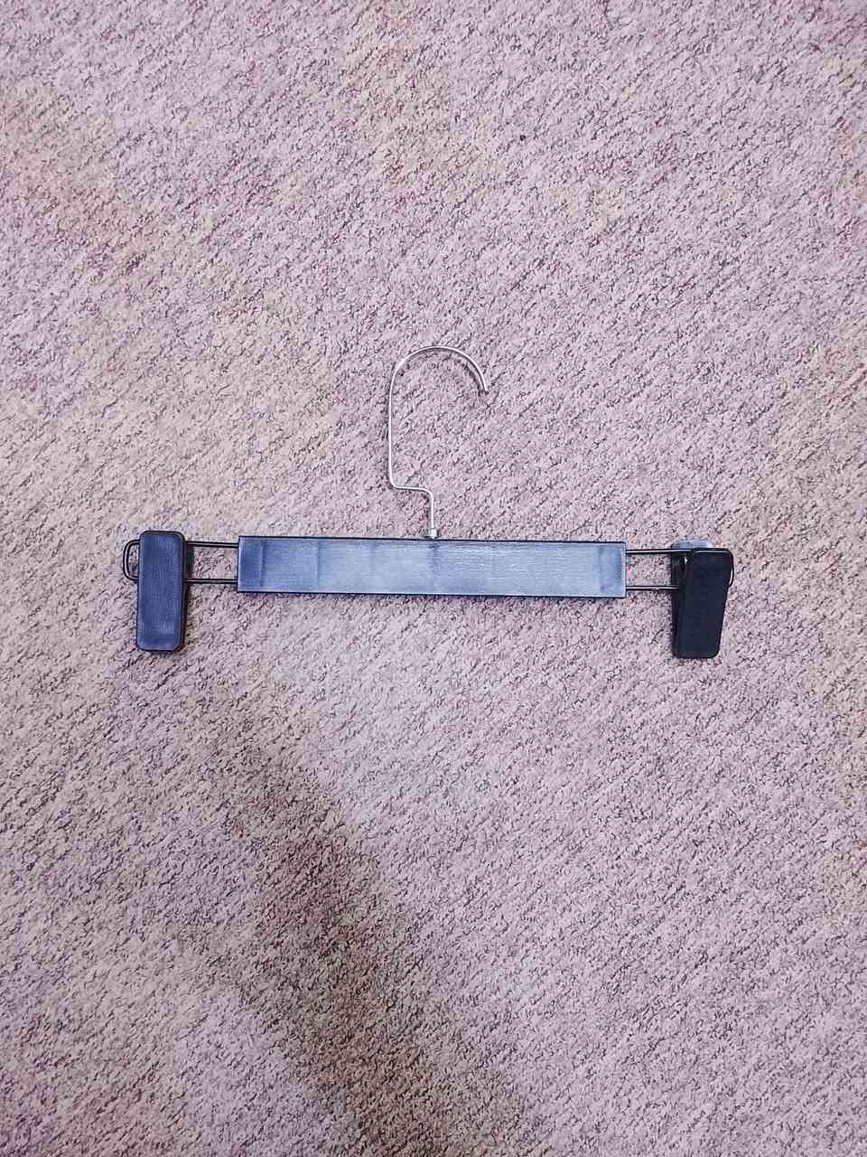 رفوف + تعاليك + استاندات تعليك 
للبيع السعر ٣٠٠ 
***********
