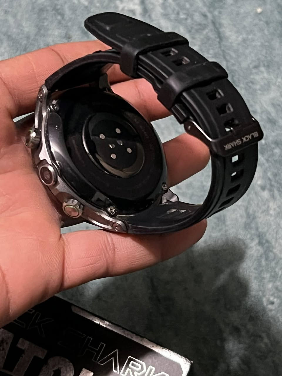 ساعه BLACK SHARK ساعه عملاقه تجي سيم كارت وتجي بيه كأمره صورته قويه ومكالمته واضحه اتخبل غراضه كامله وياه سير وشاحنته وكارت الضمان وتجي شاشه سوبر أمولد بيه مميزات كلش حلوه وتشغل كلشي حته ببجي رايده اب 110 الف مستعمله اقل الأسبوع حته لزگه خليتله مالشاشه ساعه كلش نازكه 
الشراي يدلل هاذه رقمي ***********
