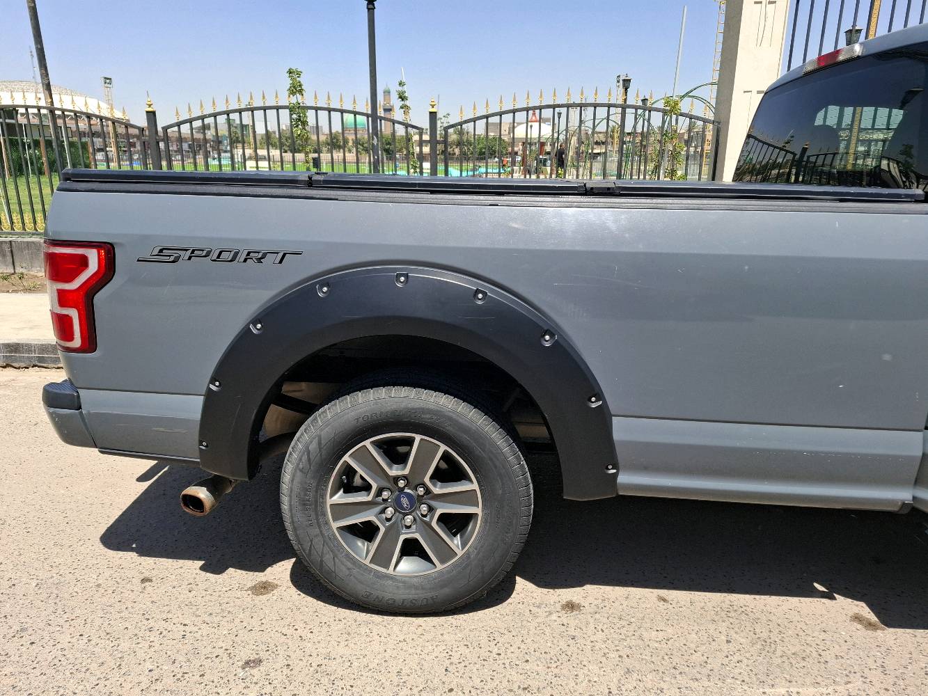 للبيع فورد F150 لون اسمنتي رقم بغداد باسمي ماشية ٢٩ الف  تك باب السيارة جديدة مشيها حالها حال الزيرو حادث كلش بسيط باللايت الايمن ومابيها صبغ بس بارد بخشم الجاملع الايمن مال حادث وبيها بارد خفيف بالبنيد وبالباب مال بدي الخلفي ... رقم الشاصي مرفع بالصور مع سنوية السيارة سعرها ١٥٥ ورقة وبيها مجال... مكانها بغداد حي الاعلام للاستفسار 009647733733771 ابو حسن والرقم بيه واتساب
