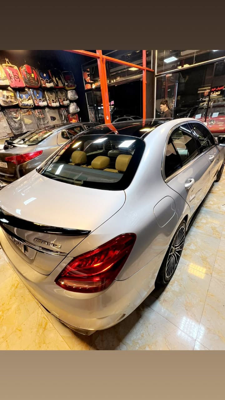 مارسيدس c300 الموديل 2018 محدث بجم امامي خلفي 21
داخل جلد اوف وايت 
بانوراما 
كشن كهرباء 
2 ويل 
ماشيه 114 الف كيلو قابل للزياده 
باقي المواصفات معروفه للمارسدس 
وارد امريكا 
بنيد مبدل نفس اللون والجاملغ الايسر بيه صبغ كد شبر
***********
