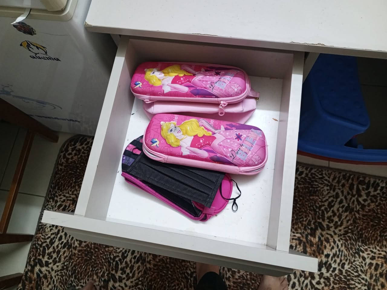 ميز للبيع تواصل ***********
