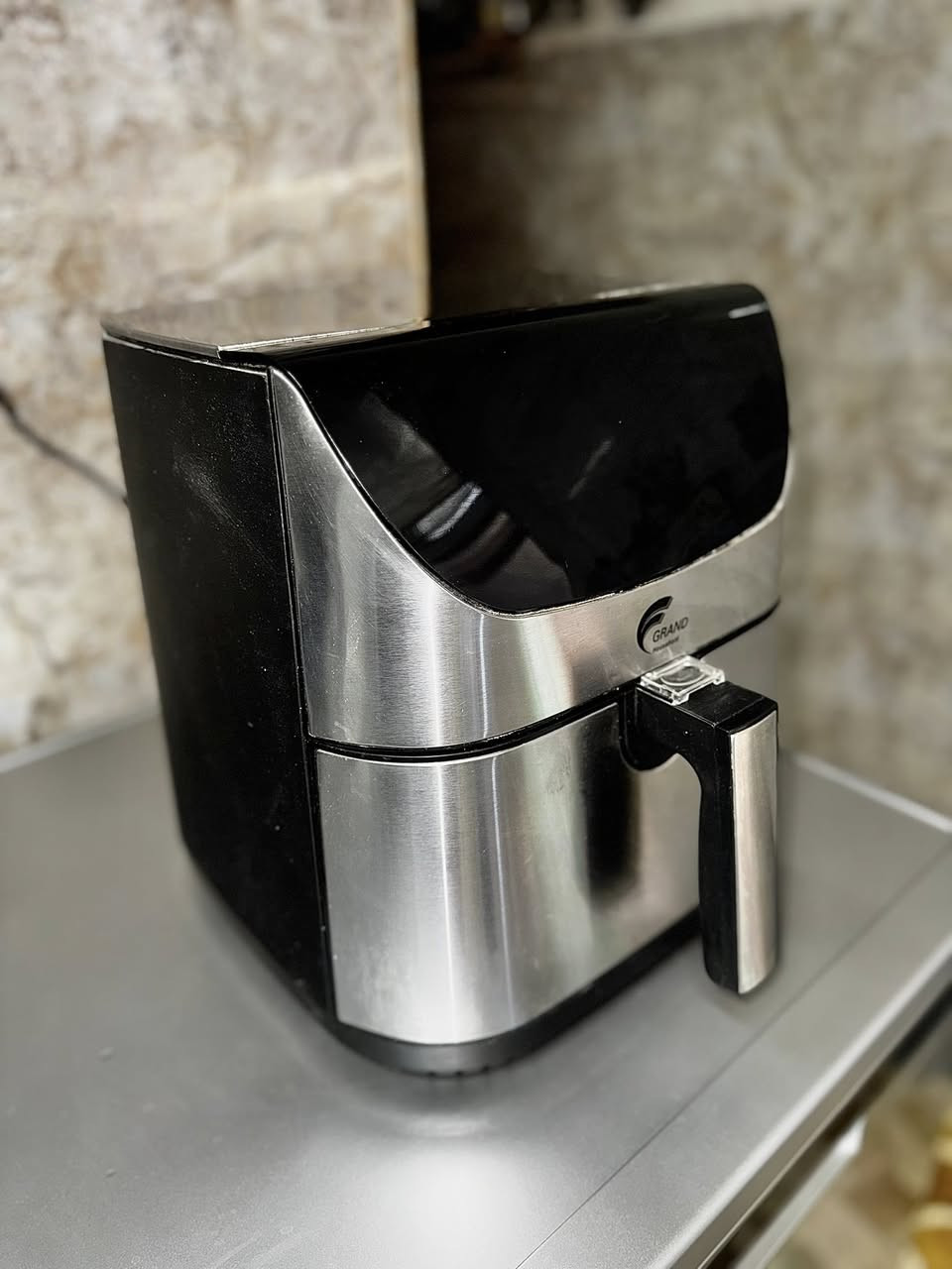 قلاية هوائية ماركة GRAND Household بحالة ممتازة، استخدام خفيف جداً ونظيفة. صحية وسريعة بالطبخ

 •قلاية هوائية (Air Fryer)

 • ماركة GRAND Household

 • السعة التقريبية: 5 – 6 لتر

 • القدرة الكهربائية: 1500 – 1800 واط

 • التحكم: ضبط درجة الحرارة + مؤقت (Timer)

 • السلة معدن بطبقة غير لاصقة وسهلة التنظيف

 • نظام أمان: إيقاف تلقائي عند سحب السلة

مشتريهه بـ 85 الف. سعر البيع 65 وبيهه مجال قليل


**إذا كنت صاحب هذا الإعلان وتريد حذفه لأي سبب، رجاءا أرسل رسالة إلى الدعم الفني**