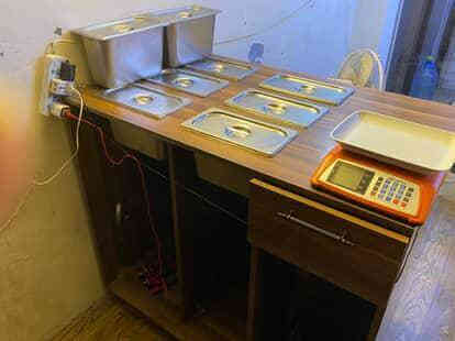 للبيع ميز ورفوف مستعمل كلش نظيف ***********
