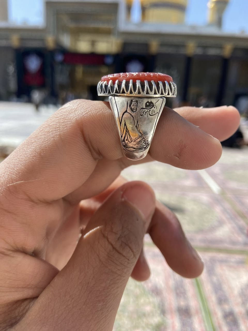 يا الله، اللهم صلِّ على محمد وآل محمد
من رحاب  مولاي موسى بن جعفر ومحمد الجواد (صلوات الله عليهم أجمعين)، وفي هذه الأجواء المباركة، أتشرف بأن أقدم لكم تحفة من العقيق اليماني الكبدي الأصيل.
ملاحظة: الخاتم مخصص لأصحاب الأذواق الرفيعة والمقتنين المتميزين.
📜 تفاصيل النقش والبركة:
الخاتم منحوت وفق ما جاء في حديث مولانا الرضا (عليه السلام) في وصف خاتم أبيه الحسن الكاظم (عليه السلام):
• الوجه: نقش (حسبي الله) مع وردة وهلال، بدقة وفن عاليين.
• الباطن (من الخلف): منقوش بدعاء الإمام الكاظم (عليه السلام) المشهور لطلب الفرج والرزق:
"اللَّهُمَّ إِنِّي أَسْأَلُكَ بِالْوَحْدَانِيَّةِ الْكُبْرَى، وَالْمُحَمَّدِيَّةِ الْبَيْضَاءِ، وَالْعَلَوِيَّةِ الْعُلْيَا، وَبِجَمِيعِ مَا احْتَجَجْتَ بِهِ عَلَى عِبَادِكَ، وَبِالاسْمِ الَّذِي حَجَبْتَهُ عَنْ خَلْقِكَ فَلَمْ يَخْرُجْ مِنْكَ إِلاَّ إِلَيْكَ، صَلِّ عَلَى مُحَمَّدٍ وَآلِهِ، وَاجْعَلْ لِي مِنْ أَمْرِي فَرَجاً وَمَخْرَجاً، وَارْزُقْنِي مِنْ حَيْثُ أَحْتَسِبُ وَمِنْ حَيْثُ لا أَحْتَسِبُ، إِنَّكَ تَرْزُقُ مَنْ تَشَاءُ بِغَيْرِ حِسَابٍ."
الصياغة الفنية:
صياغة يدوية فاخرة وجميلة جداً، تتزين برمزية قبب الجوادين (عليهما السلام)، مع صورة رمزية لمولانا الكاظم (عليه السلام) تضفي على الخاتم هيبة ووقاراً منقطع النظير.
قياس الخاتم 20-21
منقوش لليلة استشهاد مولانا الكاظم عليه السلام
للسعر التواصل مع الرقم وتساب او اتصال
***********
