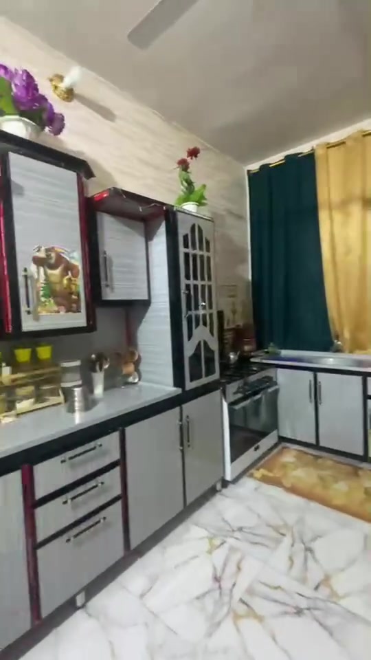 سلام عليكم بيت للبيع بنزله مطعم جواد 300متر يتكون البيت من(غرفتين2+مطبخ+صاله+استقبال) يتكون المشتمل غرفه ومطبخ الاستفسار اكثر اتصل عل رقم ***********بي واتساب واتصل
