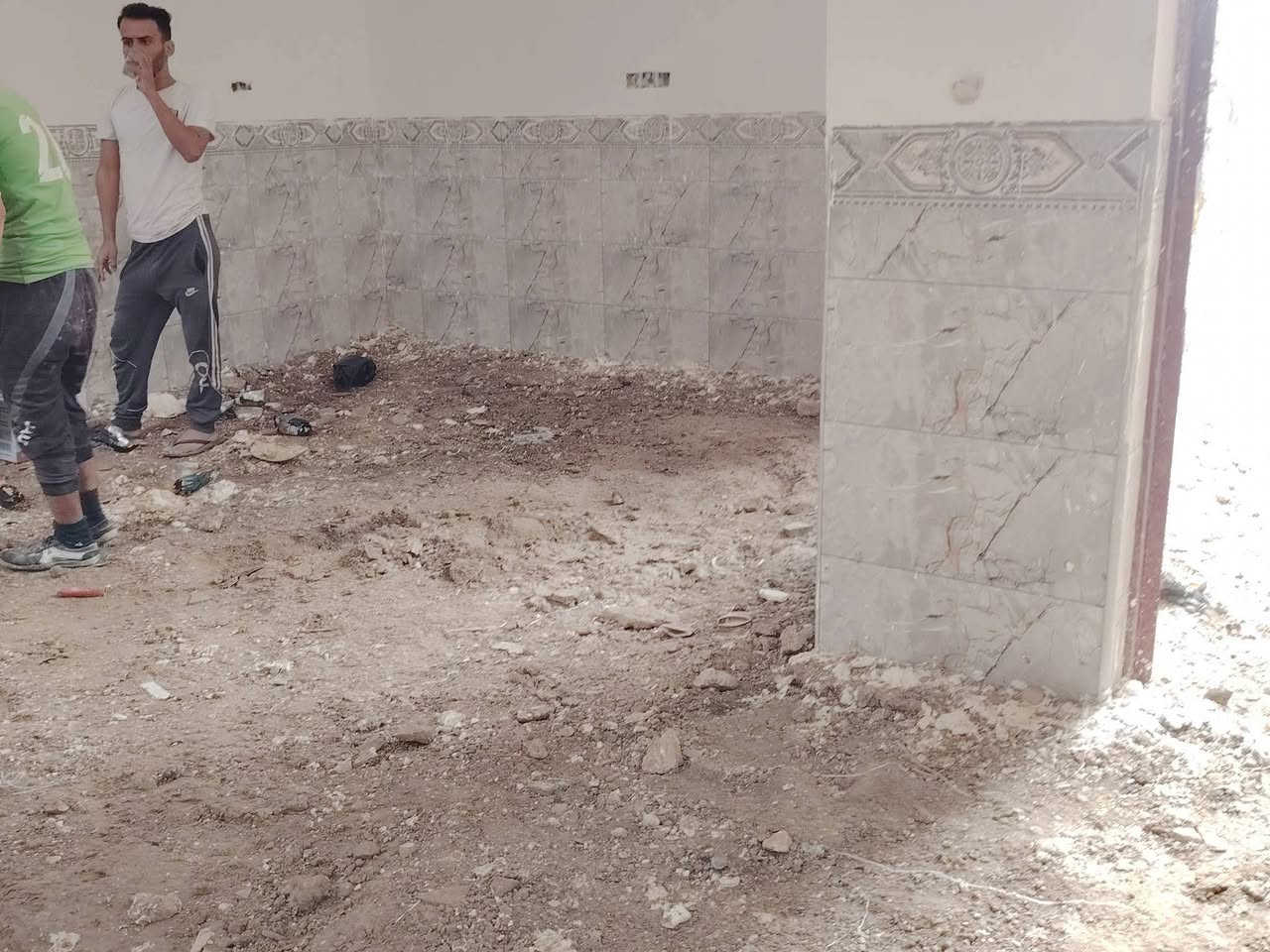 السلام عليكم شغلنا ليل ونهار برمضان يوجد كادر عمل جاهز  تصعيد مواد  / تنضيف بيوت  / تفليش  / تكشيط  / دفن نهري  / شقلنه ليل ونهار  / وماعليك بكلشي تاخذ شقل جاهز مني  / ومعداتنه جاهز وسياره تجيك للبيت ماعليك بس تصال على رقم/ ***********
