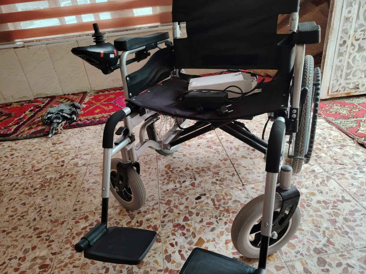 السلام عليكم كرسي شحن كهرباء لذوي الاحتياجات الخاصة وكبار السن الحجم الكبير جديد غير  مستخدم للبيع كامل ملحقاته للاتصال ***********
