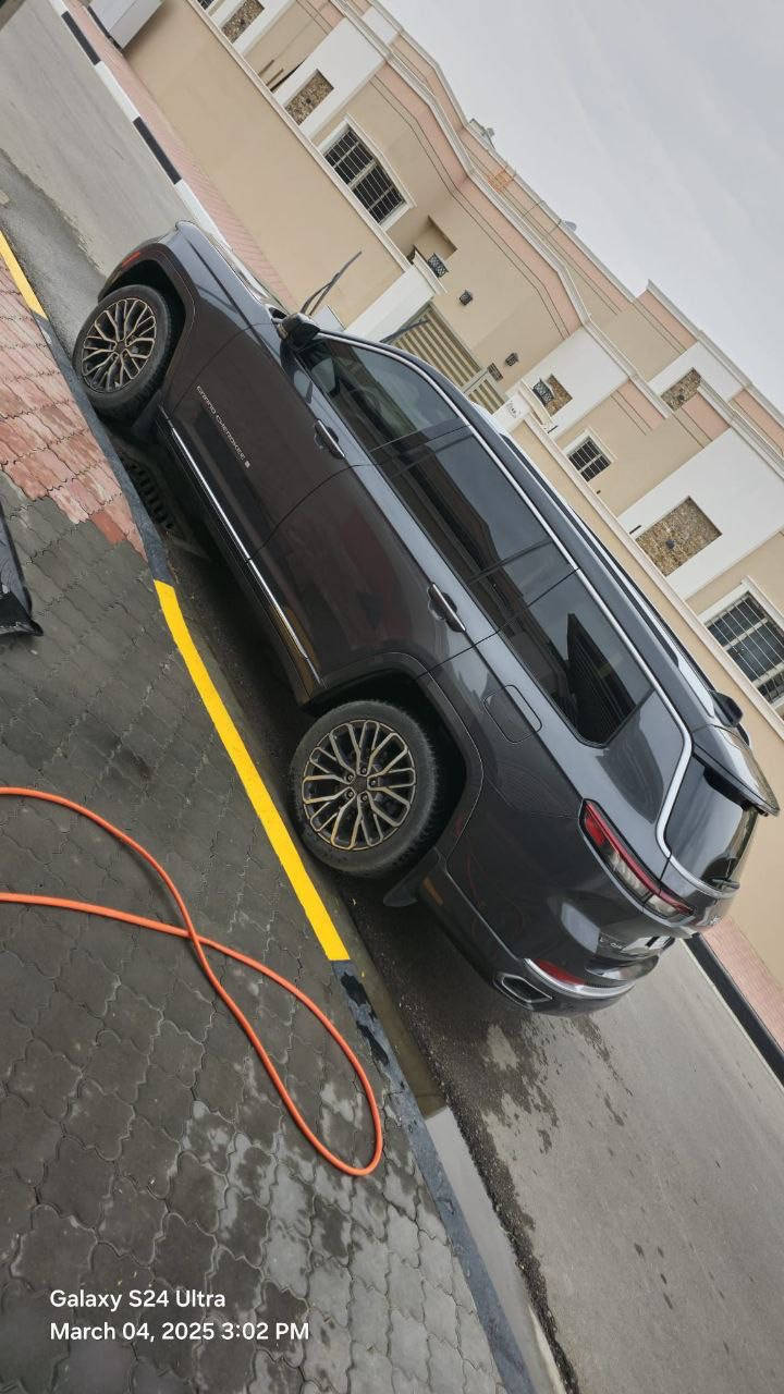 السيارة فول 
الرقم:***********

. 2022 Jeep Grand Cherokee L Summit Reserve

الموديل : 2022 . وارد امريكي تو كلر  اسود ورصاصي

‏3600 V6 :المحرك

حادث تبديل بنيد+

ماشيه 29 الف

المواصفات :

* دفع رباعي 4x4 .

نظام تعليق هوائي (جكات).

قيادة ذاتية عند المنعطفات.

رادار امامي مع مانع تصادم

* تحذير الخروج عن المسار .

* مستشعر نوم السائق مع نظام التوقف الآلي

* تحذير النقطة عمياء !

نظام تحذير عند التقاطعات.

نظام تحذير عند تجاوز السرعة المحددة.

نظام عرض المعلومات على الزجاج الامامي HEAD UP

‏(DISPLAY

نظام تقليل الضجيج داخل المقصورة.

* إنارة محيطية.

* مرايا تعتيم ذاتي.

* المرايا الجانبية قابلة للطي كهربائيا.

* نظام الصوت من ماكنتوش مع 19 سماعة.

* ويل قياس 21 انج

* سقف بانوراما

3شاشات 

* شاشه كبيرة 10.1 انج

* نظام الخرائط (GPS)

* عرض خرائط الطريق على لوحة القيادة.

* لوحة القيادة بقياس 12 أنج.

* كاميرا داخلية متعددة الزوايا

* كاميرا محيطية 360 درجة .

* 4 كاميرات خارجية مع بخاخات ماء للتنظيف.

* كاميرا للمرأة الداخلية.

*كاميرا حرارية

* المصابيح الأمامية زنون

* كشافات الضباب زنون

* دخول ذكي.

* بصمة على 5 ابواب للدخول الذكي.

* تشغيل عن بعد .

* الصندوق الخلفي كهربائي

* فرش المقصورة الداخلية من الجلد الطبيعي الفاخر .

* اضافات من الخشب الطبيعي للمقصورة الداخلية

* ذاكرة لحفظ وضعيات الجلوس للسائق. * ذاكرة لحفظ وضعيات الجلوس للراكب.

* مساج للمقاعد الامامية السائق والراكب.

* المقاعد الأمامية كهربائية

* المقاعد الأمامية تبريد وتدفئة

* المقاعد الخلفية تبريد وتدفئة

انارة داخلية LED متعددة الالوان

* حساسات امامية.

* حساسات خلفية

* 7 راكب

* مكيف خلفي مع وحدة تحكم منفصلة .

* تدفئة ستيرن وتبريد

مانع تصادم خلفي .

* بلوتوث تلفون .

* محدد سرعة .

* نظام التشغيل والاطفاء الاوتوماتيكي ( Auto Start

‏. (System

‏)Auto Break System ) نظام بريك اوتماتيكي
