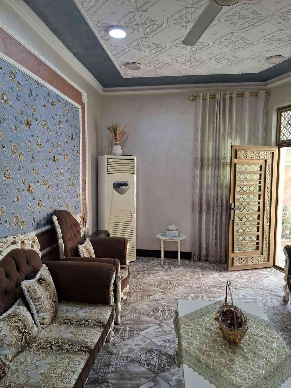 الدار البيع المساحه 200متر في حي اور شارع السبيس عله شارع 15متر  قرب مكتبت سلوان طابق واحد يتكون من غرفتين وستقبال وصاله ومطبخ وصحيات وكراج  ***********
