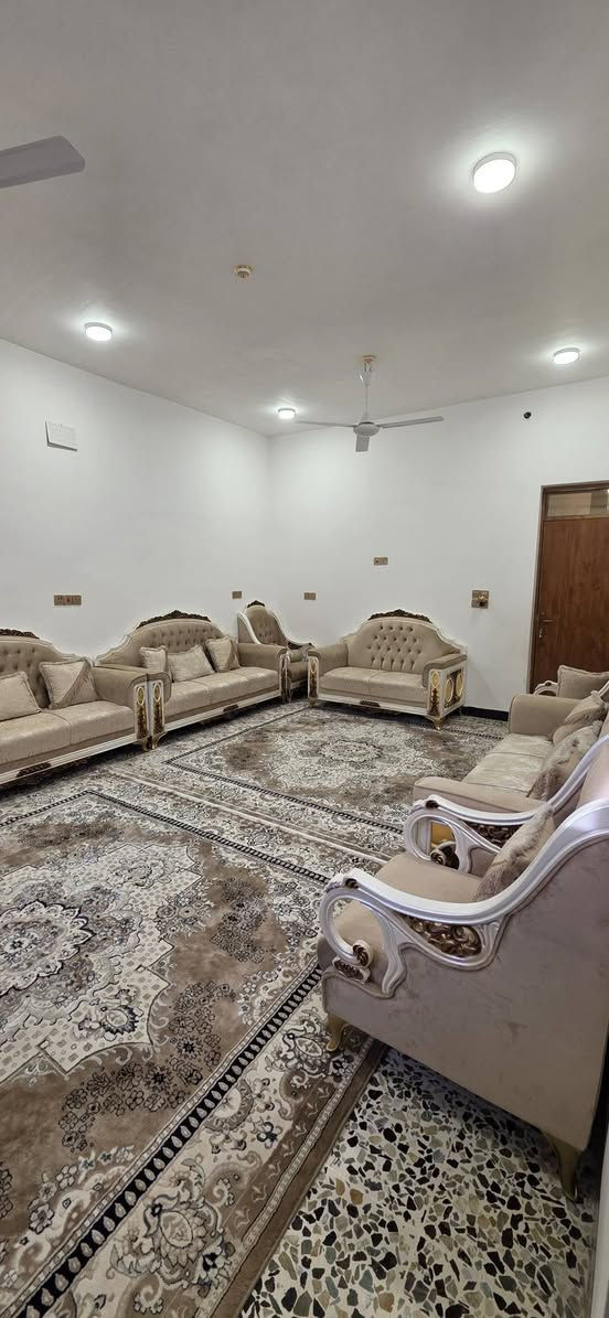 بسم الله إعلان بيت للبيع الرمادي الطاش الأولى مقابيل جامعه الانبار قرب حي الأساتذة التأميم بيناتهن سكه القطار المساحه ٢١٠ نوع العقار طابو صرف تحويل مباشر نوع البناء حجر الطابق الاول الثاني طابوق احمر يحتوي الدار على ٥غرف نوم ٢غرفه نوم طابق الأول ٣غرف نوم الطابق الثاني نقص بس الارضيه لطابق الثاني علمآ الطابق الثاني بي حمام عدد ٢ نظام الرباط رفت مجاري عماره ولارضيه كاشي درجه اولى نوع الشبابيك بيبسي دبل جام البوب خشب حطاطه عرض الشارع ١٠متر السعر ١٤٠ مليون مع الأثاث أستفسار أكثر ***********
