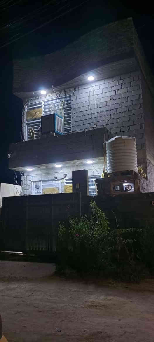 سلام عليكم بيت ركن 50متر للبيع سند 25 
عنوان البيت كربلاء شارع البوبيات اسواق برتقاله السايدين الي بصفها حي الهادي ليكدام شويه عنه فرع 8 متر البيت جديد ماصارله سنه من خلص بنائه اساس كله صب كونكريت مركزي بناء بلوك استقبال 4x4 مطبخ 2x4 سيراميك للخير  صاله 4x6 حمام +صحيات خارجي سيراميك البيت  طابق الثاني مابي سيراميك بي غرفت نوم علا كبر البيت او بي صاله او بيتونه او سطح ستاره عاليه طابوك الواجها 6 النزال9 سعر البيت/٤٥ مليون او بي مجال ***********
