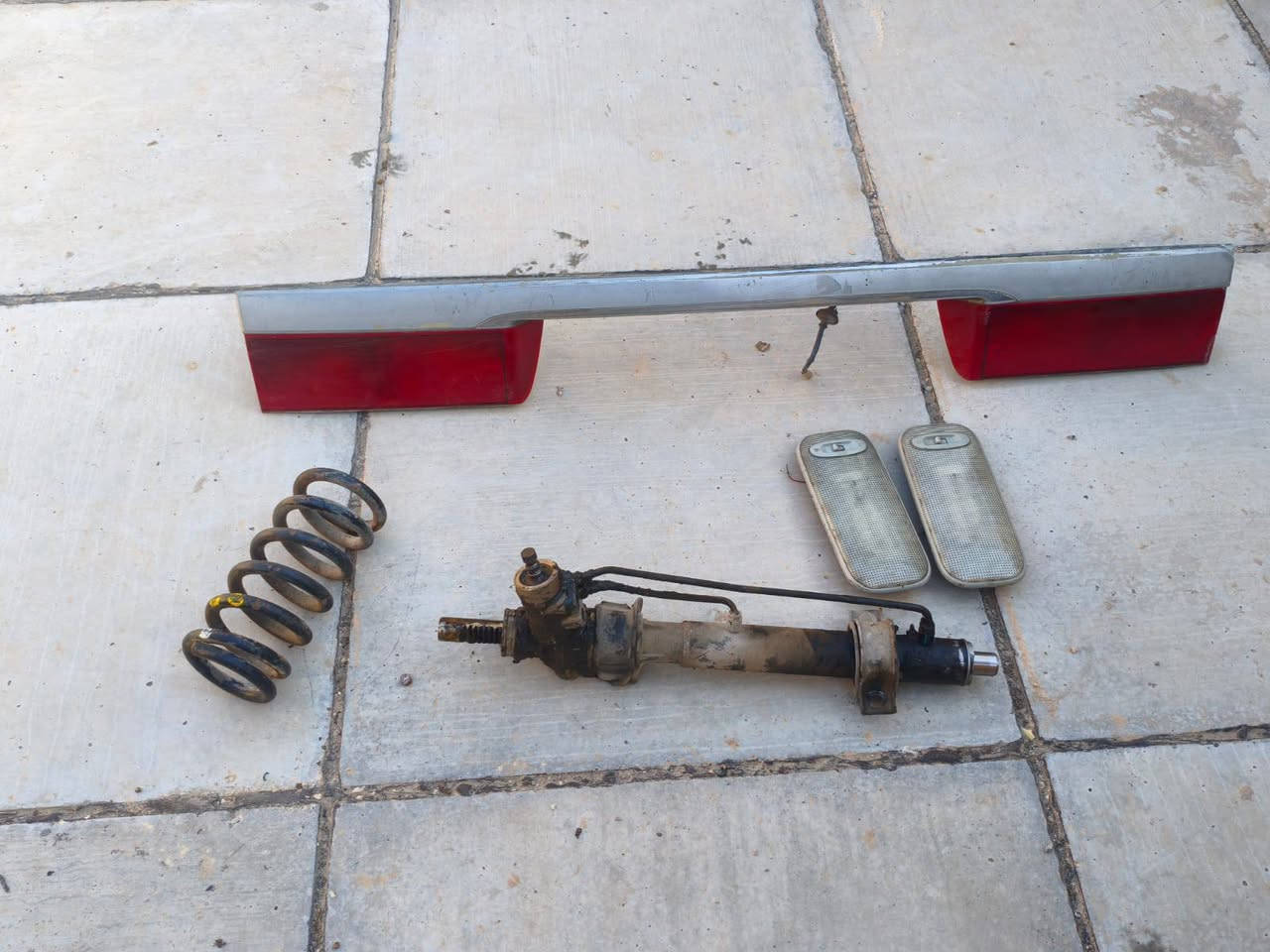 السلام عليكم غراض مال سياره مشط مال فنتيره وكبات حجم ١٤ مسطره مال بريجو كلبوات داخليه مكان البياع الشرطه الخامسه الاتصال على رقم ***********
