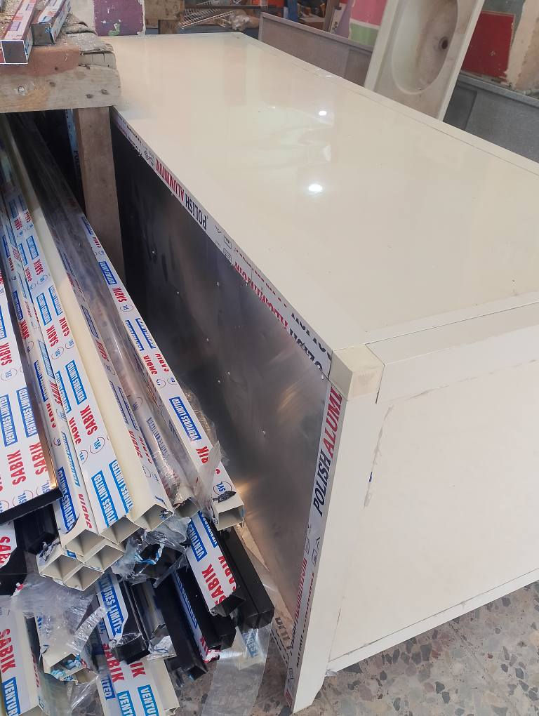 سلام عليكم ميزالمنيوم تزكام درجة ولا مستعمل سبوع واحد جديد كلش طول 2 رتفاع80عرض70 يرهم بوفيه يرهم كاونتر كلشي  صير السعر 175وبي مجال كربلاء حي العسكري العابد مقابل مستوصف ***********او*********** كربلاء, العراق
