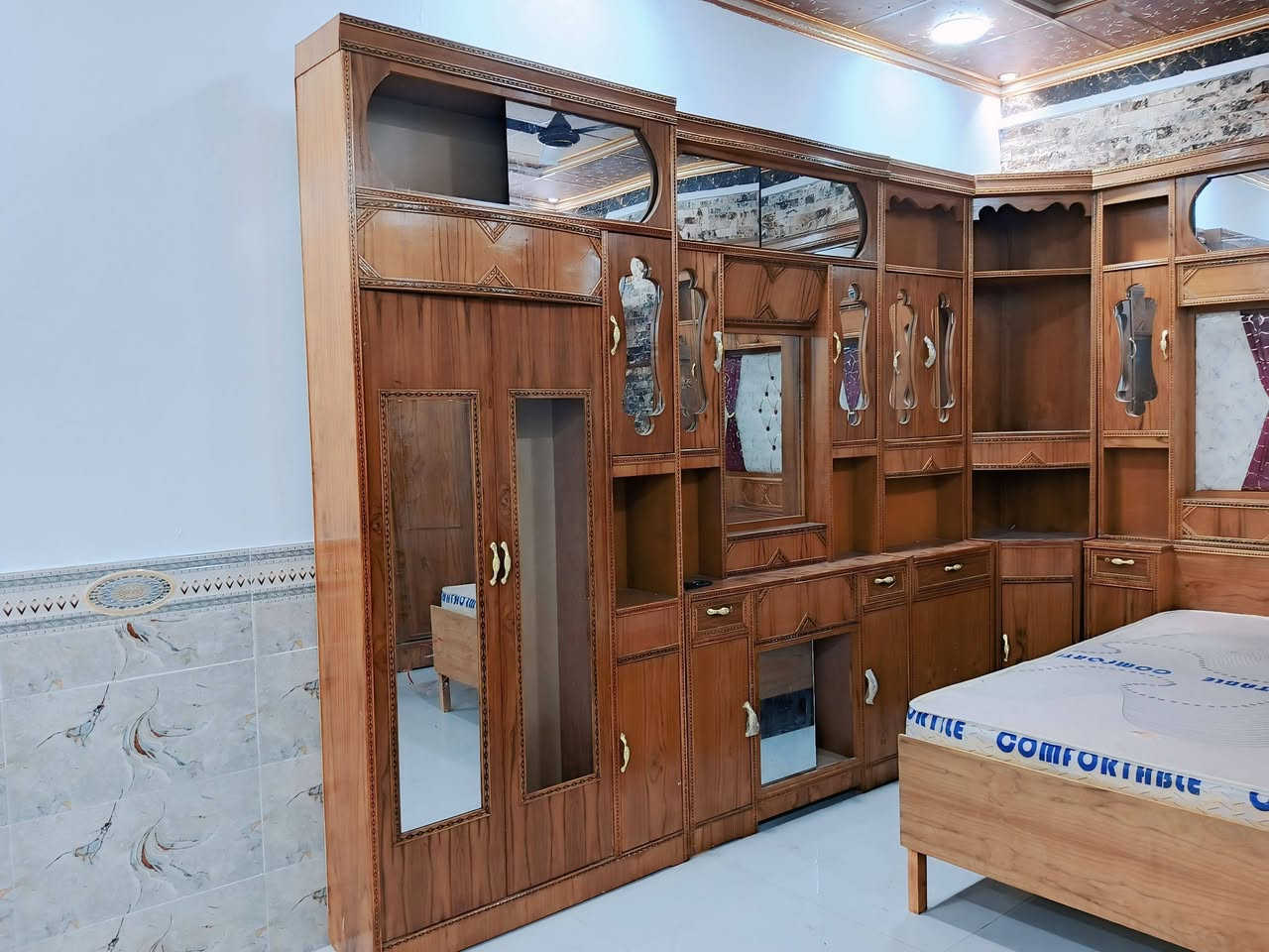 للبيع غرفة نوم هودج مستخدم قليل خشب صاج عراقي  حطاطه ثقيل شرط نضافه فول كنتور ملحق 6طابقين 
عنوان الرمانه البعبيد
***********,بي وتساب
