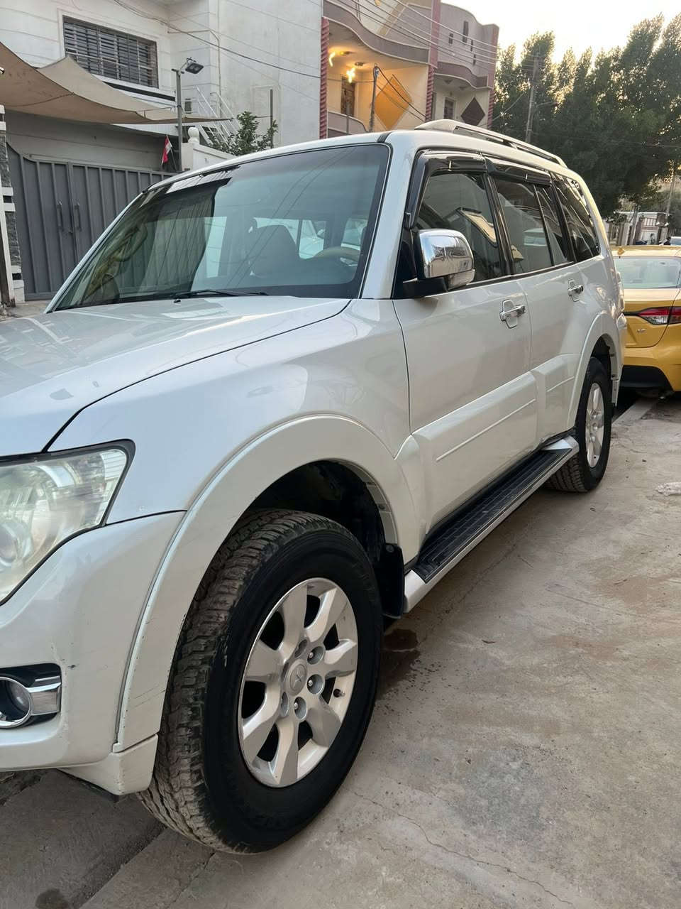 - دمام- سلايد- تحكمات استيرن جهتين- كراسي كهربائية مغلفة كامل
محرك 3500 
-صيانة عامة مسويلها
- تايرات جديدة تخم- باتري جديد
- صدر امامي خلفي كله تبديل جديد
- تبريد، تبديل  الفريز الداخلي، وصيانة اله- الراديتر تبديل بأكبر
مكفولة فقط شخوط بالبلاستيكات مال الدعاميات. البدي والكير والمحرك مكفول 
- السعر المطلوب: 20,000 دولار وبيها مجال رقمي ***********
