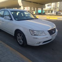 سوناتا 2011 خليجي نظيفة جدا لون أبيض محرك 4 سلندر  دوش  داخل عسلي وصاج...