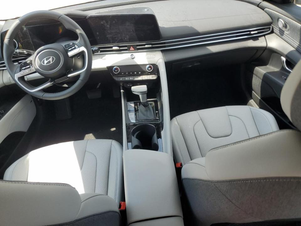 السلام عليكم النترا للبيع  موديل 2025 سيارة فول موصفات لمتد ماشية اقل الألف ديوور لون سمنتي وارد أمريكي ضرر شبر جامات معدل بارد بدون رقم لاستفسار على الرقم ***********
