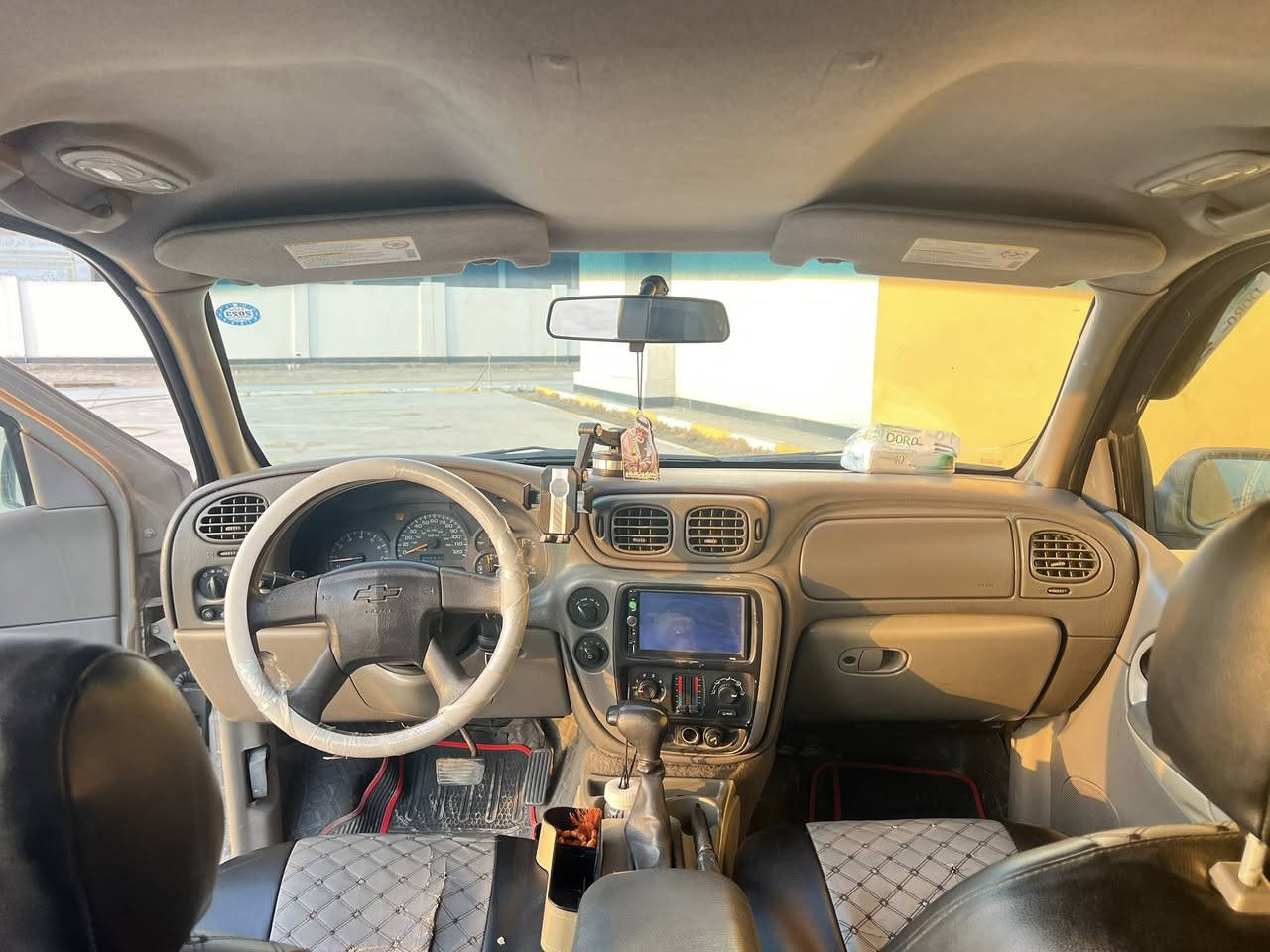 السلام عليكم
بلايزر خليجي مديل 2003 
كفاله من الضربه والصبغ والتبديل فقط مدكر الامامي جارد مثل ماموضح بالصور والباقي شوف العين السياره نظيفه وحلى من الصور كهربائيات كلها شغاله تبريد شغال 
مكينه 4200 قبق اسود المرغوب مكفول 
السياره رقم سليمانيه سنويه منتهيه صارلها سنه عدنه بيها وكاله عامه تريد تحويل تريد وكاله وتجديد حاظرين
مكانها بصره قرب المحكمه تقاطع العسكري 
السعر 85 وبيها مجال للشراي***********
