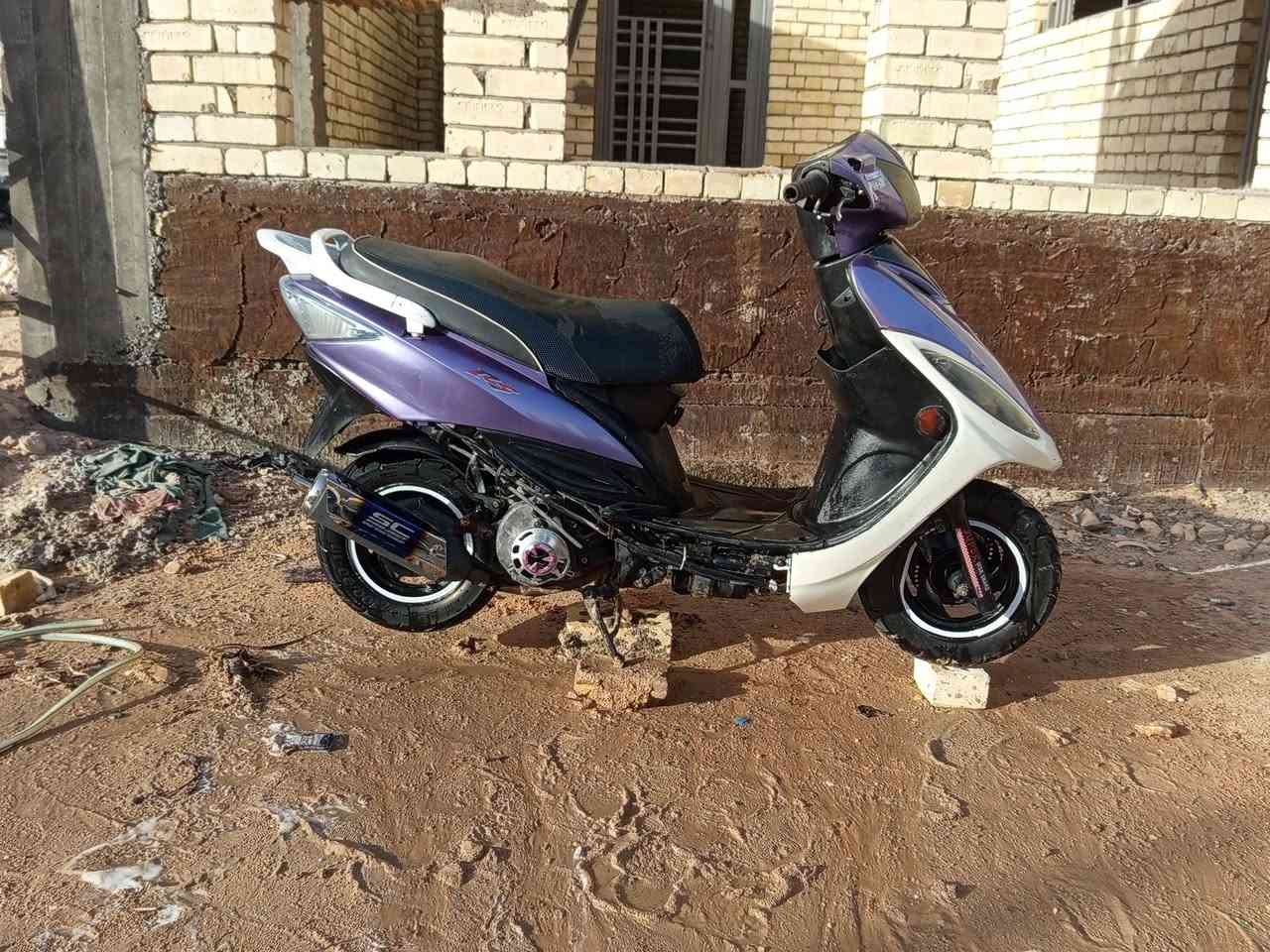 السلام عليكم الدراجه للبيع 
كامكو جي فور 

باتري جديد 
تايرات جديد 
كابريته جديد 
بيها منضومه مال زنون عالي وناصي 
دبلات جدد 
صالنصه رياضي sc
مكينه ناعمه وحلوة الدراجه 
نفس مشوف بل صورة وبعد احسن من الصوره 
مكان نجف حي النداء 

السعر 350 وبيها مجال حك الجيه 

الاستفسار *********** اتصل بيك خير وادلل الخاص مفتوح
