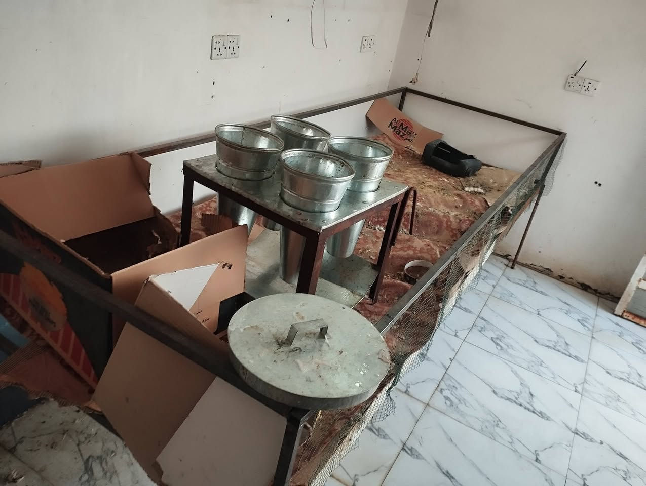 للبيع هلاسه يدويه وكهرباء+قفاصه ثنين+ مذابح 4 + جلكان سل ستيل مال مي حار قياس القفص ٣امتار طول وعرض متر 
وثاني متر ونص ب متر ونص 
سعر 450


**إذا كنت صاحب هذا الإعلان وتريد حذفه لأي سبب، رجاءا أرسل رسالة إلى الدعم الفني**