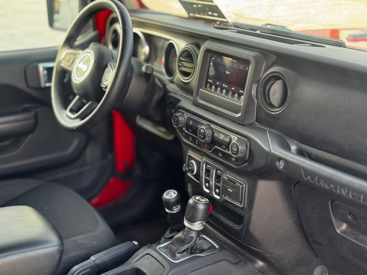 Jeep Wrangler 2023 Sport
جيب رانكلر 2023 سبورت
4 سلندر تيربو 

فول فول مواصفات/  سبورت
 جام كهرباء اوتو
 شاشة - كامرة
 قطعتين تبريد
هيتر بالمري

ماشيه 14 الف ميل 
تك باب كشف 

بيها صبغ ع كد شبر بطرف البنيد
للاستفسار خاص اوواتساب ***********
