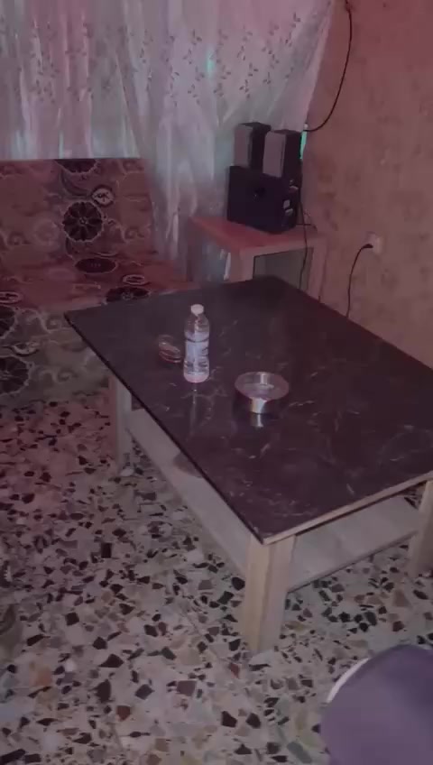 سلام عليكم يوجد شقق تصلح مكاتب وسكن تحتوي الشقه على استقبال وصاله وغرفه ومطبخ وصحيات موثثه الموقع البصره بريهه الأسعار تبدي من المليون الئ مليون وربع الاستفسار الاتصال على الرقم ***********
