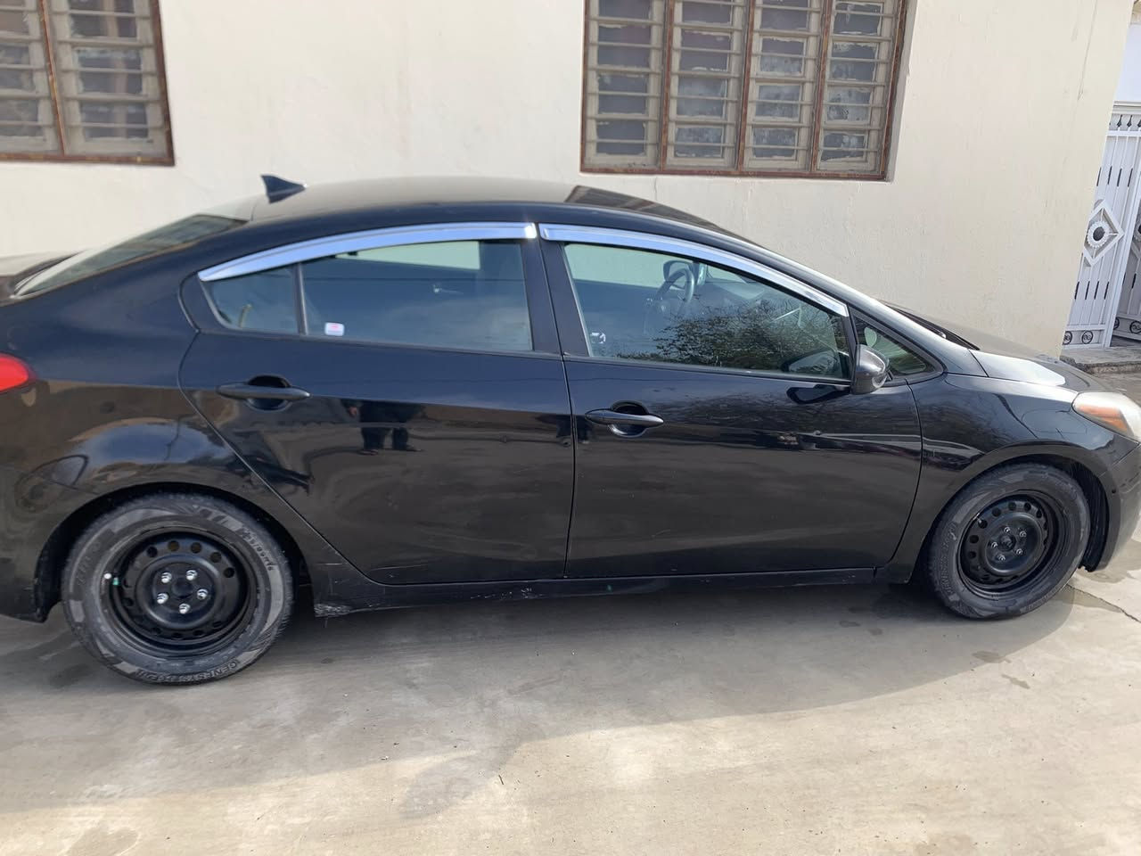 السلام عليكم 
كيا فورتي كير ومكينه مكفولات ضرر موجود بالسونار بدون دواخل سياره باسمي السعر ١١٠ ..الرقم ***********
