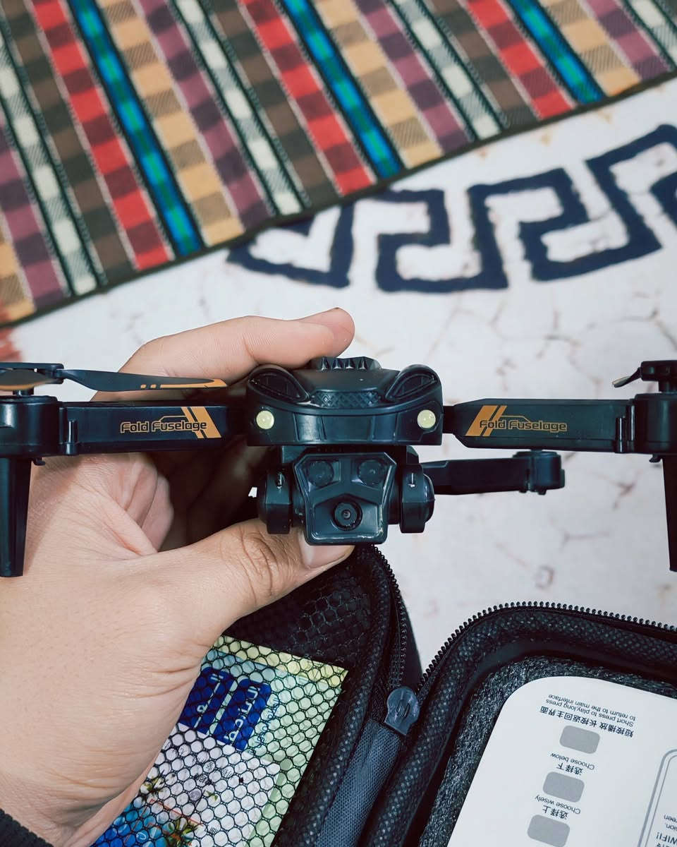 طيارة درون للبيع والله الطيارة كلش نضيفة ما مستعملة هواي  بيهة كامرة و اضوية و بطارية واحدة و معها 4ريش احتياط و درنفيس خاص و رام و شاحنات  والله الطيارة مشتريهة ب50  وة أريد ابيعهة  إب 50  أو بيهة مجال قليل للاستفسار الاتصال ***********
