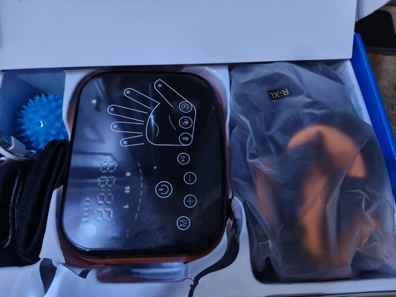 هذا المنتج هو "قفاز روبوتي لإعادة التأهيل" (Rehabilitation Robot Gloves) يستخدم لعلاج ضعف اليد والأصابع، مثل حالات السكتة الدماغية.
للتواصل والطلب ***********واتس اب
تتميز هذه القفازات، مثل العلامة التجارية "Mzu"، بقدرتها على تحريك الأصابع بشكل تلقائي باستخدام تقنية ضغط الهواء لتحسين الدورة الدموية وتقوية العضلات.

تأتي المجموعة غالبًا مع "كف مساعد" (Mirror Glove) يسمح للمستخدم بتحريك اليد السليمة لتوجيه حركة القفاز العلاجي على اليد المصابة. [1, 2, 3]

هذا المنتج هو "قفاز روبوتي لإعادة التأهيل" (Rehabilitation Robot Gloves) يستخدم لعلاج ضعف اليد والأصابع، مثل حالات السكتة الدماغية.
