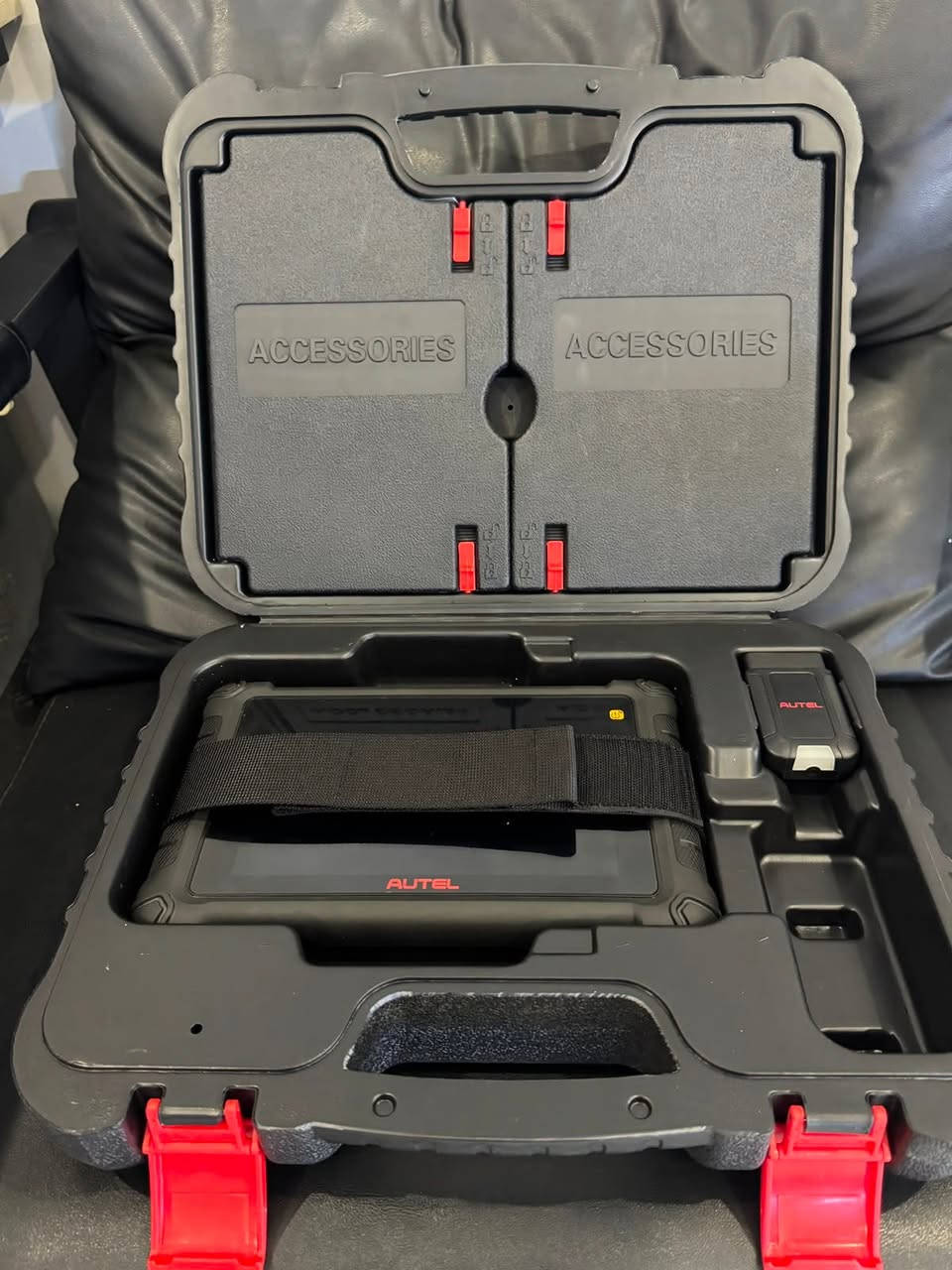 جهازك هو AUTEL MaxiCheck MX900-TS، ويعتبر من أجهزة الفحص الاحترافية المتوسطة إلى المتقدمة، مناسب للورش وللأشخاص الذين يشتغلون بصيانة السيارات بشكل جدي.  

AUTEL MaxiCheck MX900-TS⁠￼

أهم المواصفات

* شاشة: لمس 8 إنش بدقة 1280×800.
* نظام التشغيل: Android 11.
* المعالج: Quad-Core بسرعة 1.8GHz.
* الذاكرة: 4GB RAM و64GB ROM.
* البطارية: 7700mAh وتعمل حوالي 7 ساعات استخدام متواصل.
* الاتصال: Wi-Fi، USB Type-C، ويدعم بطاقات MicroSD حتى 64GB.  

وظائف الفحص

✅ فحص جميع أنظمة السيارة (All Systems):

* المحرك Engine
* القير Transmission
* ABS
* Airbag
* Body Control
* التكييف AC
* TPMS وغيرها.

✅ قراءة ومسح الأكواد (DTCs).

✅ عرض البيانات الحية (Live Data) ورسمها بيانياً.

✅ اختبارات التشغيل المباشر (Active Tests / Bi-Directional Control) مثل تشغيل المراوح أو بعض الصمامات إلكترونياً حسب نوع السيارة.  

وظائف الصيانة

يدعم أكثر من 40 وظيفة صيانة، منها:

* تصفير الزيت (Oil Reset)
* برمجة البطارية (Battery Registration)
* إعادة ضبط الثروتل (Throttle Reset)
* نزف ABS (ABS Bleeding)
* تجديد DPF
* إعادة ضبط EPB
* برمجة البخاخات (Injector Coding)
* معايرة حساس زاوية الدركسون (SAS) وغيرها.  

مميزات TPMS (ميزة هذا الإصدار TS)

* فحص نظام حساسات ضغط الإطارات TPMS.
* تنشيط 99% من حساسات TPMS المعروفة.
* برمجة حساسات AUTEL MX-Sensor.
* إعادة تعلم الحساسات (Relearn).  

البروتوكولات المدعومة

يدعم:

* CAN FD
* DoIP
* ISO9141
* ISO15765
* J1850 وغيرها، لذلك يعمل مع الكثير من السيارات الحديثة
رقم لتواصل او خاص ***********.
