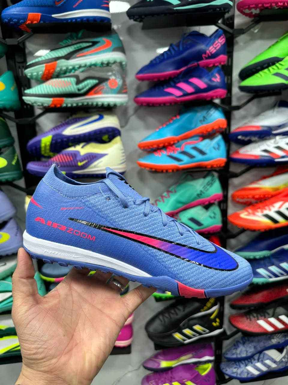 سلام عليكم 

اير زوم اصلي وكاله 

قياسات 40/41/42/43

تجهيزت حيدر سيزر 

***********
