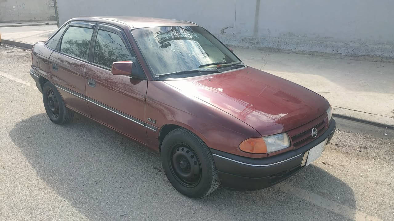 السلام عليكم استرا حجم 16/ موديل 93/سنوية لل 28/شرط التحويل كابون بانزين موجود كير مكينة شرط طخم تواير جديد كهربائيّات كلها شغاله بيها قطعتين صبغ بوند ولصدنوك سياره بلادي ما بيها ضرر كل شي موظح بل فيديو العنوان جانب الأيمن رقم الهاتف ***********
