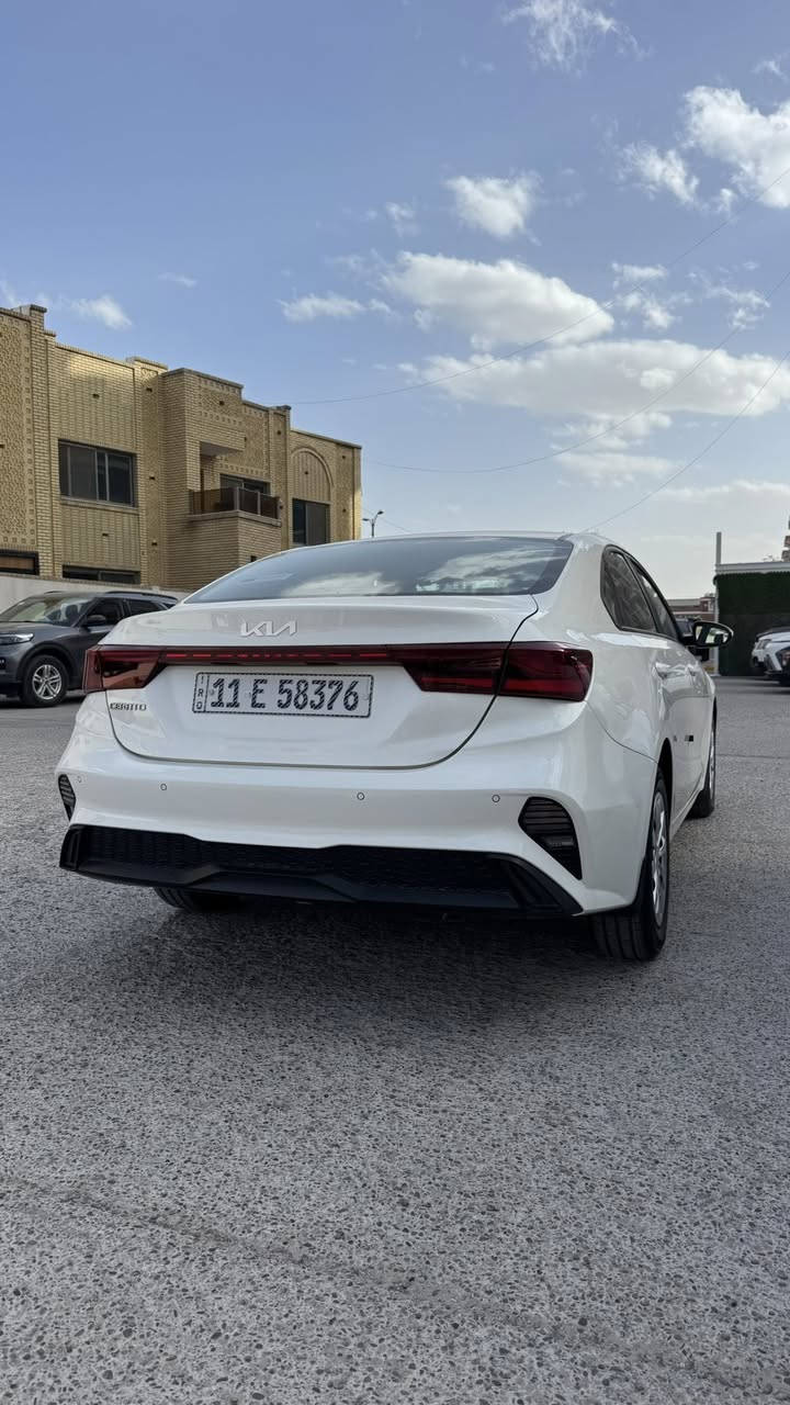 تحيه طيبه 
سيراتو 2024 ماشيه 26 كفاله عامه من الصبغ والبارد وضع الزيرو مكينه 2000 حساس خلفي داخل لونين رقم بغداد بسمي كامله من كلشي مدوشمه عام تايرات الشركه
مكاني بغداد الغزاليه 
السعر 185وبيه مجال بسيط
لتقارنه بل مشتغله تكسي والتعبانه
اخوان كلشي اكو بالسوك متعجبك اعبر المشنور
***********
