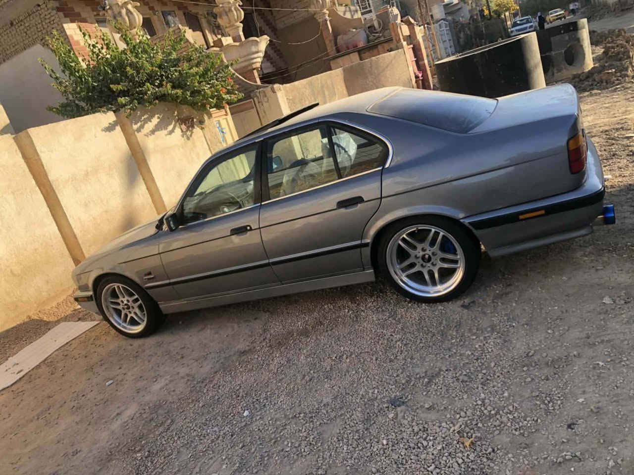 السلام عليكم من رخصة الادمن المحترم 

بي ام. 520 محرك مسكر عدل اصل
اربيل دولية السنويه ل 30 
بليته و بدي و كير و مكينة كله اصل 
و خير من الله السياره بالكارتون. 
موديل 1990 كير عادي حداديه جديدة
كهربائيات كلها جاهزه منضومه
 تبريد جديده منضومة كاملة
صالصنصه HKS    
كهربائية كله بلاديه من بجم للبجم 
لون فيلي بلادي بدون معجون صبغ جمالية 
جام امامي كهرباء و ريمونت سنتر.
تخم تاير جديد 🆕 
ويل رياضي M اصلي
دعامايات خلفي امامي M
دوس M
دواخل حلوه نظيفه يرادله 
ترتيب قليل سياره وحلوه 
واحلى من الصور بعد 
السعر 58 وبيهه مجال 

العنوان كربلاء اتصال ☎️ *********** كربلاء, العراق
