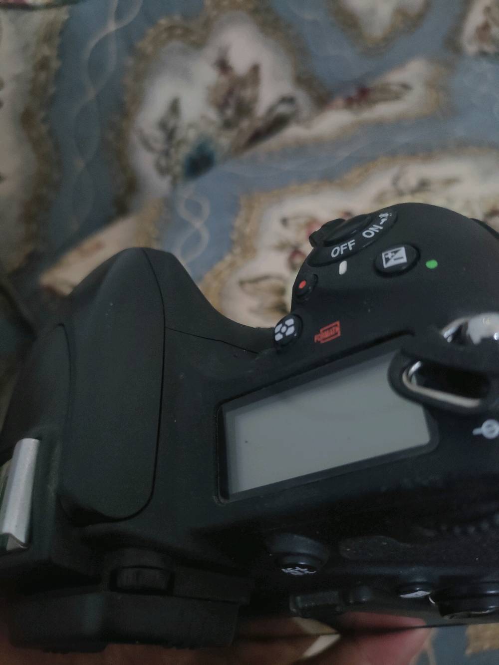 أبيع كامرة Nikon D750 أصلية، حالتها زينة ونظيفة مثل ما مبين بالصور، شغّالة بشكل طبيعي وما بيها مشاكل ظاهرة. مستخدمة استخدام خفيف ومناسبة للتصوير الاحترافي والهاوي. البيع من دون مجاملة، واللي يحب يشوفها أو يجربها قبل الشراء أهلاً وسهلاً.