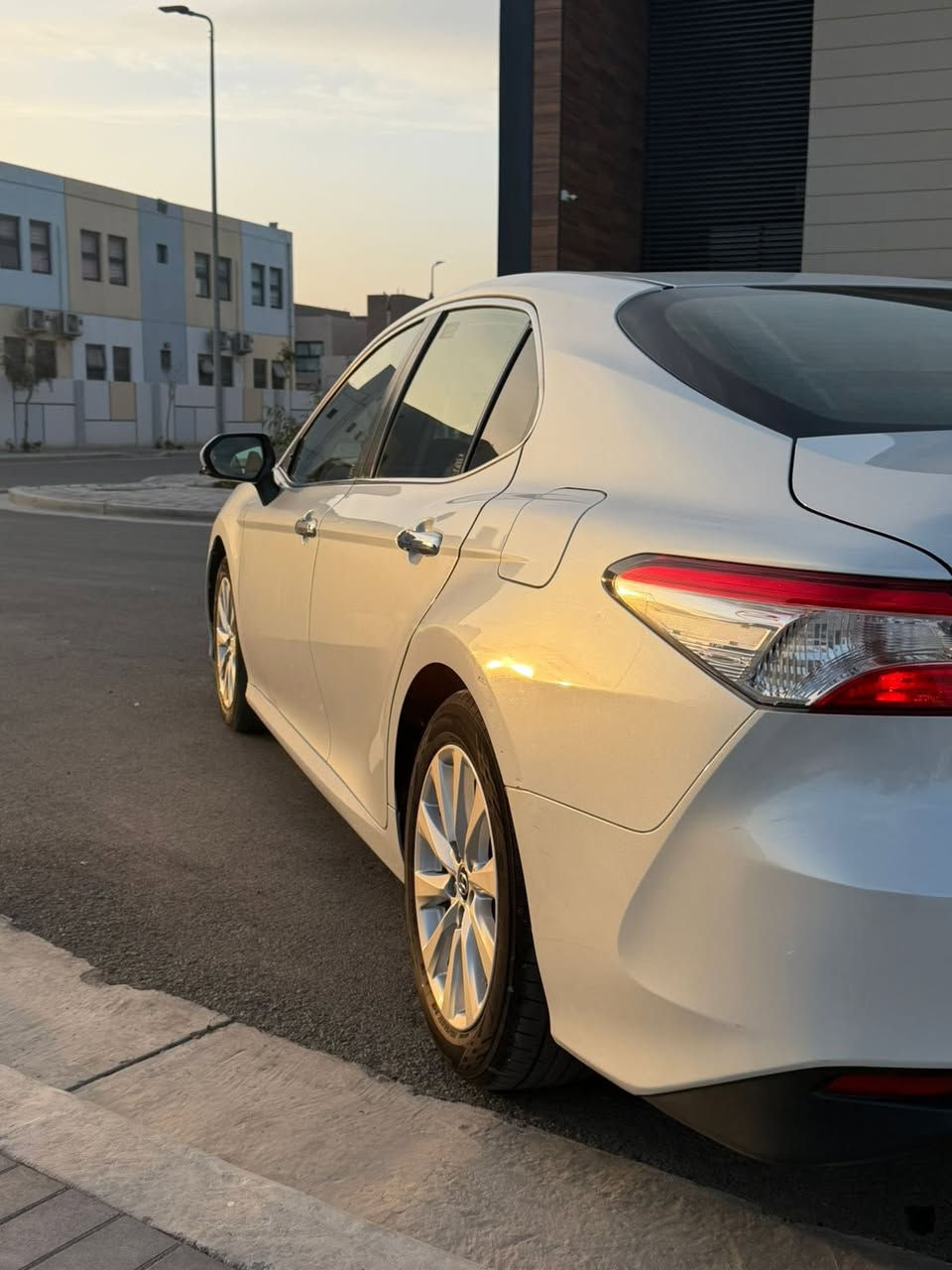 اخواني كامري موديل 2020 شركه ساز
ماشي 60 الف قابل للزياده 
بيها مكان واحد اربع اصابع بارد بالجاملغ الامامي بارد 
وبيها رصعتين صغيرات بالصندوق وباب الصدر السياره 
غير هذا كفاله عامه السياره فول مواصفات حتى برده خلفي 
205$ وبيها مجال
رقم بغداد
بغداد الكريعات
للاستفسار ***********
