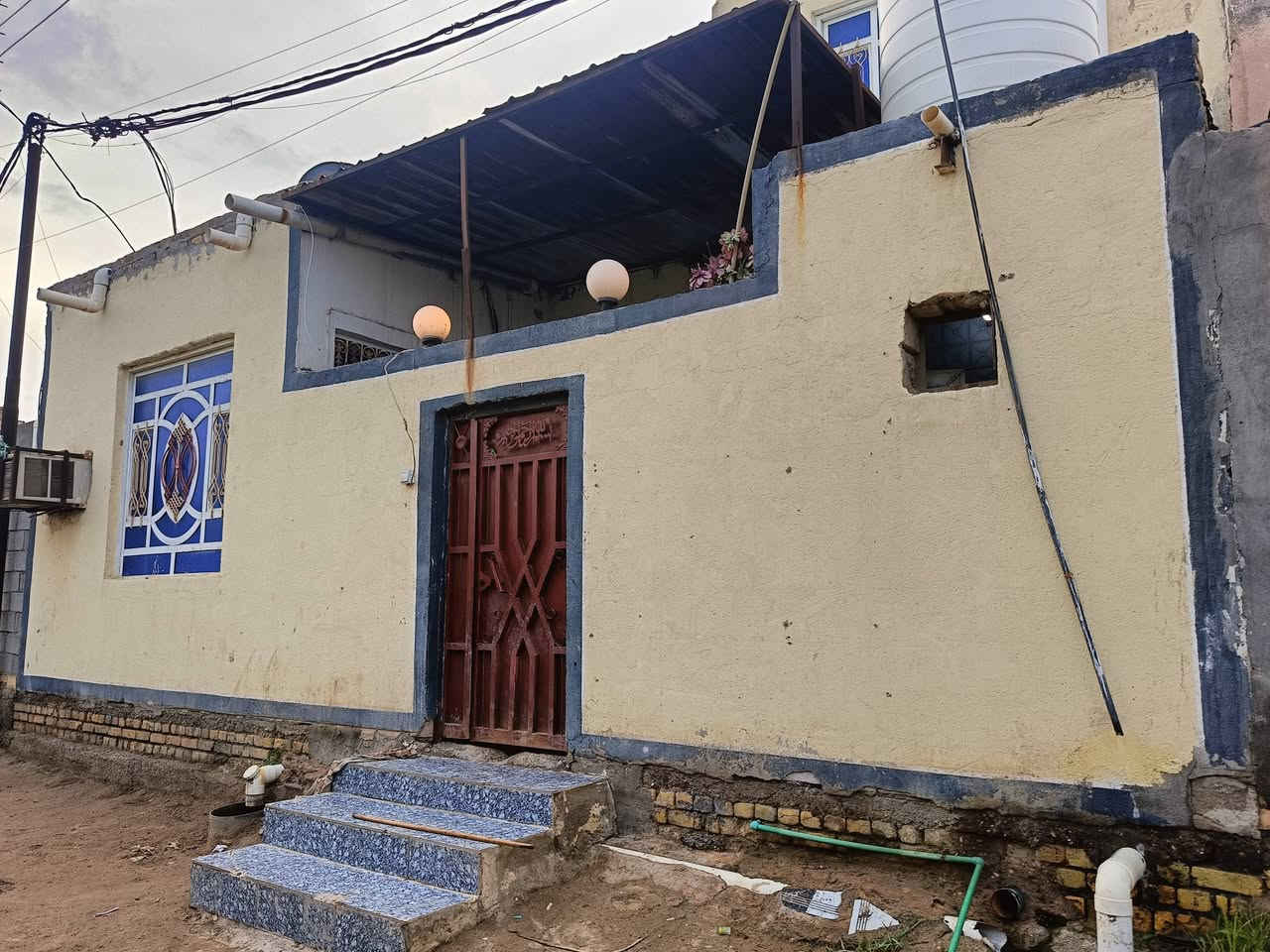 بيت للبيع زراعي في ناحيه العكيكة مقابيل حسينه العاتي
مساحه 100 متر 
محتويات ديوانيه صاله مطبخ صحيات وغرفه  واحده
البناء فرمستون اعكاده 
السعر 43 وبيه مجال 
***********
