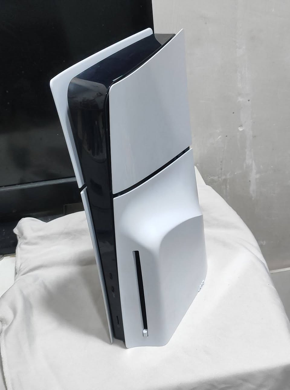 السلام عليكم
جهاز بلي 5 مستخدم استخدام قليل كلش سبب البيع عدم التفرغ 
الجهاز نظيف كلش لا مصلح ولا مستخدم سعة 1 تيرا وكيبلاته كاملة الاصلية ويدة الاصلية والكارتونة موجودة  بالاضافة وياه 

1- كڤر اضافي اصلي باللون الاسود نادر 
2- قرصين فيفا 22 و فيفا 23 عربيات 
3-ستاندن ومبرد للبلي قطعة وحدة وبيها(حامل اقراص وشاحن لليدات و اضائة RGP) 
4-يو بي اس نوع فالكون اوفلاين بقوة 2000VA

ابيع الجهاز مع كامل الملحقات فقط اذا ردت بدون يوبي اس ماكو مشكلة 

سعر الجهاز مع اليو بي اس 875
سعر الجهاز بدون يو بي اس 775

العنوان بغداد البياع توصيل ماعندي للأسف تحب تجي تفحص كدامك العراض وتاخذه بالعافية 

للتواصل واتس اب رقمي: ***********
