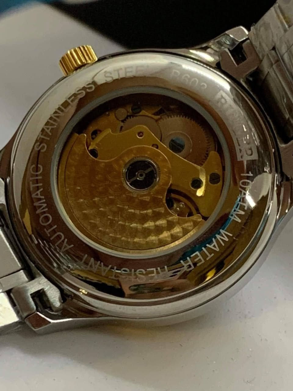 السلام عليكم........
ساعة BINGER براند سويسري أوتوماتيك +تكويك 
مكينة ياباني 
ظهر زجاجي مكشوف 
نافذة للعرض التاريخ 
القطر ٣٩
مقاوم للماء ١٠٠م 
سير حديد ستانلس ستيل مطعم لون ذهبي قفل فراشة معلم
جديد غير مستعمل مع العلبة الاصلية وبطاقة الضمان الخاص بي 
السعر ٧٥ الف 
يوجد توصيل ***********
