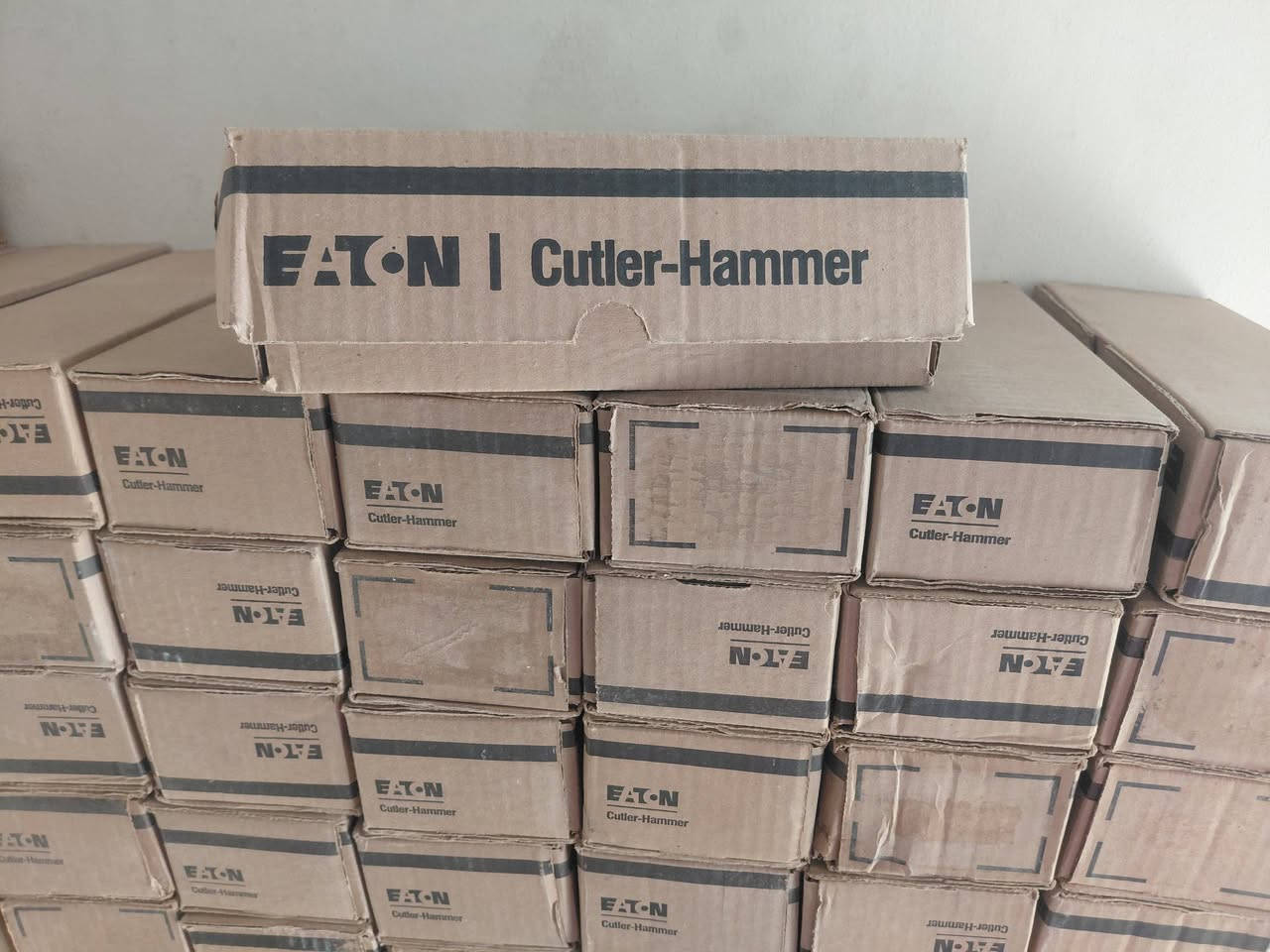 بيع قواطع كهربائية أصلية Eaton Cutler-Hammer ⚡
متوفر لدينا كميات من القواطع الكهربائية عالية الجودة من ماركة Eaton Cutler-Hammer العالمية، مناسبة لكافة التأسيسات الكهربائية والمشاريع.

​📋 مواصفات المنتجات:

​الماركة: Eaton Cutler-Hammer.

​الأنواع المتوفرة:

​قواطع B20 

​قواطع C32

​قواطع B10

​القدرة: 10KA.

​الجهد: 400V~ / 50/60HZ.

​الحالة: جديدة تماماً داخل كراتين التغليف الأصلية.

​✅ مميزات التعامل معنا:

​منتجات أصلية ومعتمدة.

​إمكانية توفير الكميات المطلوبة للمشاريع والتشطيبات.

​أسعار تنافسية وخاصة للكميات الكبيرة.

​📞 للتواصل والاستفسار:

​للطلبات أو الاستفسار عن الأسعار، يرجى التواصل معنا عبر:

01116724491


**إذا كنت صاحب هذا الإعلان وتريد حذفه لأي سبب، رجاءا أرسل رسالة إلى الدعم الفني**