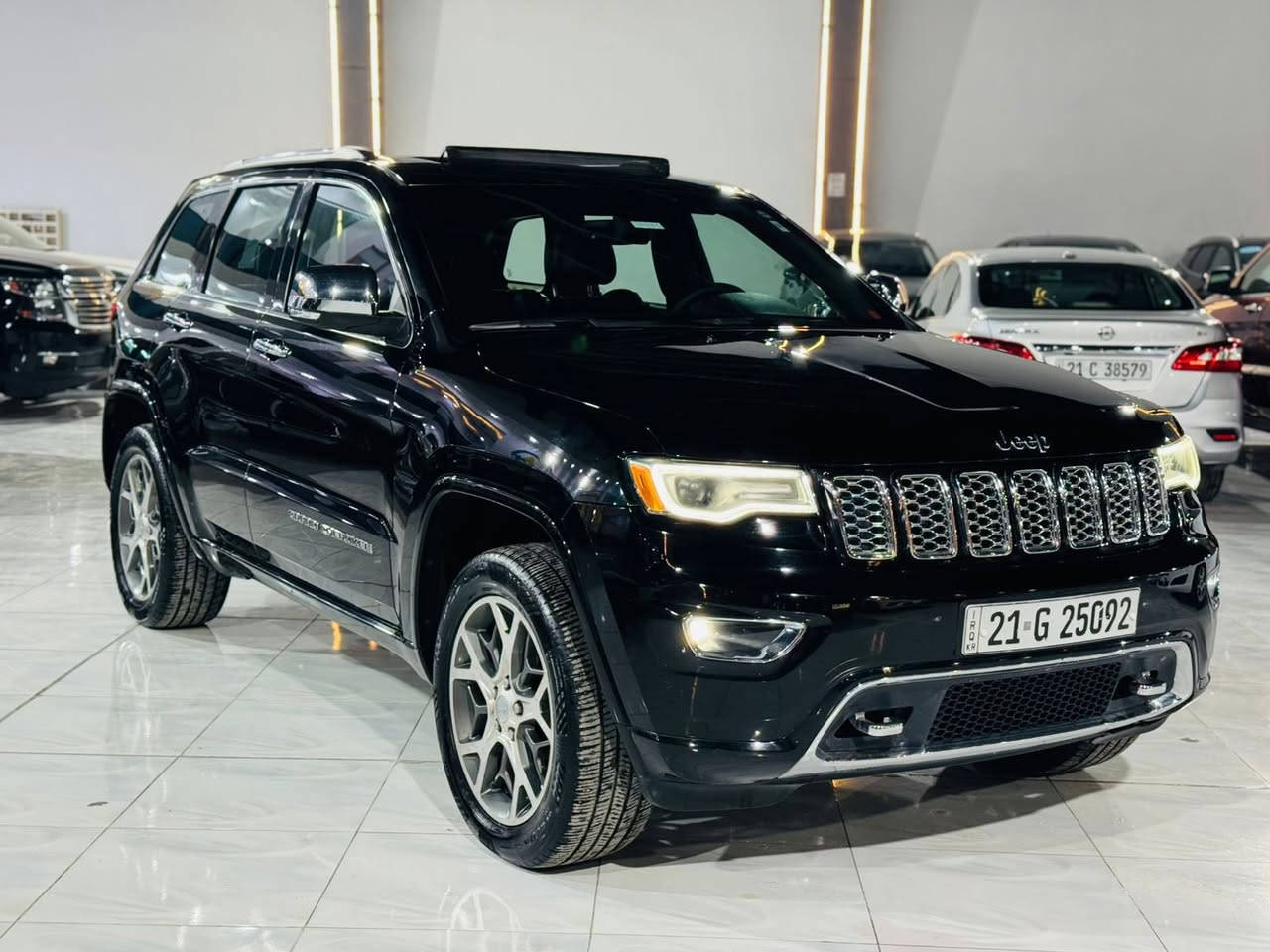 جيب اوفر لاند :2018 
رقم سليمانيه الجديد بسمي هزة سنوية جديدة 
المحرك : V6.  3.6L 

فول فول 

معروفة مواصفات الاوفر اعلى فئة بلجيب 

لون : اسود 

حادث داخله كلين هنا صار بيها صبغ بلصندوق شي قليل 

المواصفات  . 
* سقف بانوراما . 
* شاشه كبيرة  . 
* نظام الخرائط (GPS) .
* ستيرن كهربائي . 
* المصابيح الأمامية زنون .
* كشافات الضباب زنون .     
* تشغيل عن بعد .
* صندوق كهربائي .
* داخل اسود   .
* حفظ وضعيات الجلوس (ميموري) . 
* المقاعد الأمامية كهربائية .
* سستم صوت الباين. 
* حساسات أمامية
* حساسات خلفية . 
* كاميرا خلفية .
* تدفئة ستيرن . 
* المرايا الجانبية قابلة للطي .
* مرايا متحسسه للضوء العالي . 
* بلوتوث تلفون . 
* محدد سرعة . 
* نظام التشغيل والاطفاء الاوتوماتيكي ( Auto Start System ) .
*سستم صوت بيهة خرافي 

سعرها 265 و بيها مجال
عنوان ديالى خانقين

***********
