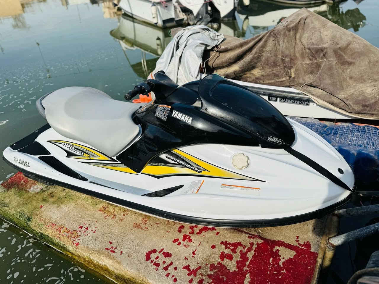 سلام عليكم جت  للبيع ياماها جي بي ار 1300 الجت كارتون تجي وشوف بعينك مكاني بصرة ***********
