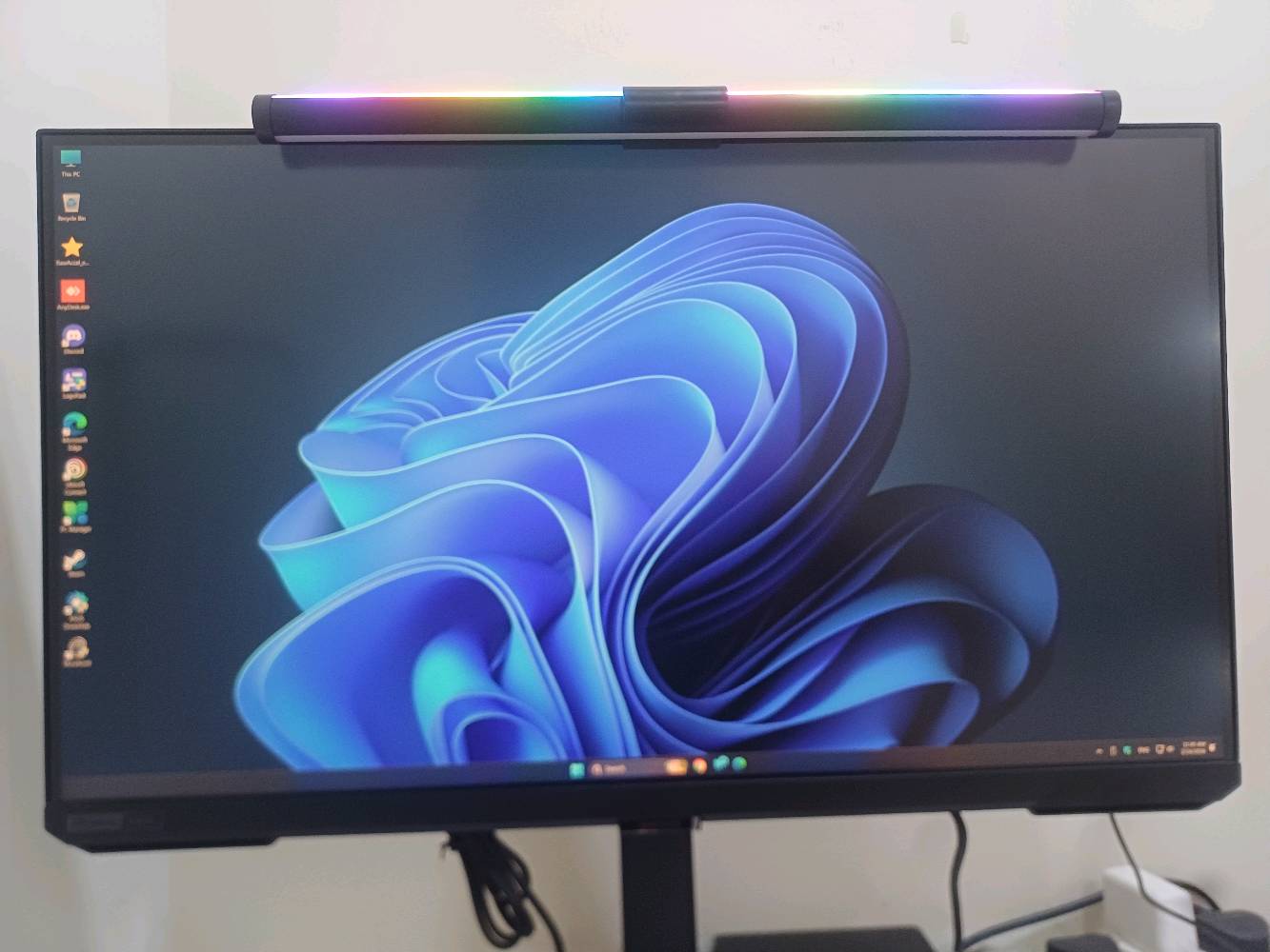 odyssy g7 للبيع 28 4k 144hz .. الشاشه نظيفه .. ابيع ب ٥٥٠ الف