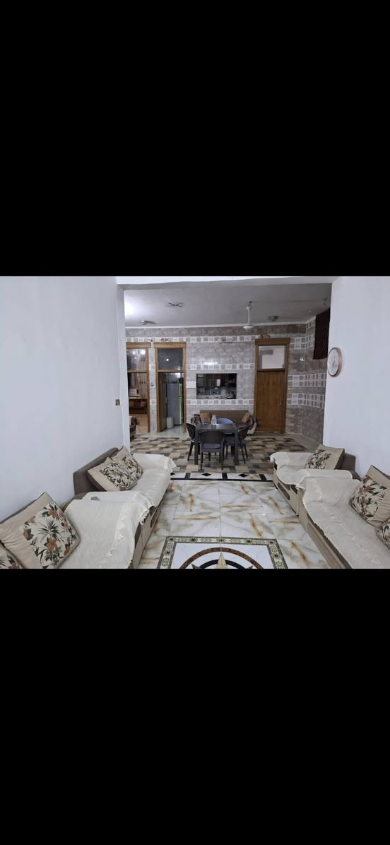 بيت المساحه ٥٠٠ متر البناء ٣٠٠ الحديقه ٢٠٠ طابوزراعي ٢٥ سند مفرود مداور مباشر بسم المشتري العنوان كربلاء قرب فندق البارون بناء حديث كونكريت مسلح دنك  يتكون من ٣ غرف نوم حمامات داخليه وخارجيه صاله مطبخ حار بارد صاله استقبال ضيوف موبايل ***********
