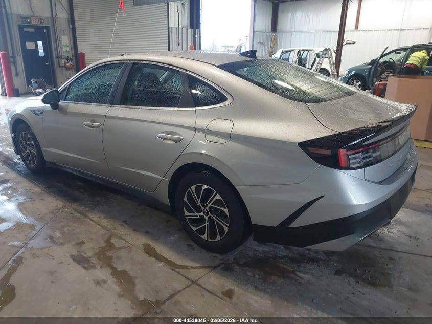 2026 HYUNDAI SONATA HYBRID BLUE 
اللون/سلفر
/عداد المسافة 3,818 mi
المحرك  2.0L I-4  
القيادة :تعمل وتسير
 المفتاح  :  موجود 
الحادث : كما موضح في الصور
تاريخ المزاد :17/2/2025الساعة 4:30م
شراء و شحن السيارات من  المزادات الامريكية و الكندية الى العراق و الاردن و الامارات بأنسب الاسعار و اسرع الاوقات  كما توفر لكم الشركة في مقرها بالاردن صيانة السيارات باسعار مناسبة  ثم شحنها وتخليصها  الى كافة المحافظات االعراقية وكردستان  ومع ضمان لكم سرعة الانجاز بالطرق  القانونية وبناقلات عراقية كما توفر لكم الشركة خدمة بيع سياراتكم في معرضها الكاىن بالزرقاء بالمنطقة الحرة لمن يرغب  بدلك لمزيد من المعلومات يرجى زيارة مكتبنا الكائن في بغداد -صليخ_شارع ل٦٠٠/شارع التفاحه / (مكتب الرحمن )  او الاتصال على الرقم 
 ***********
ومقرنا بالاردن -المنطقة الزرقاء المنطقة الحره/شارع ١٧ (شركة قمر المدينه)
عمان: 009647708710458
