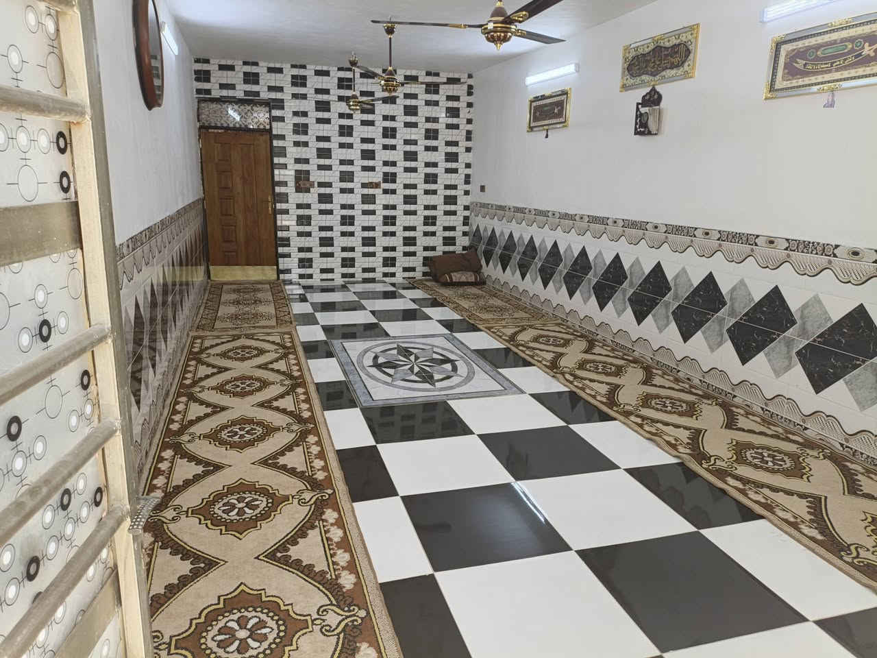 ‏بيت بالحميدية للبيع مساحة 260م واجيه 7ونص ونزال 35 مربع غرفتين واستقبال وحولي مطبخ حوش جبير عرض شارع 50م مقابل سياج حاكم زاملي بناء جديد 2025 *********** / ***********
